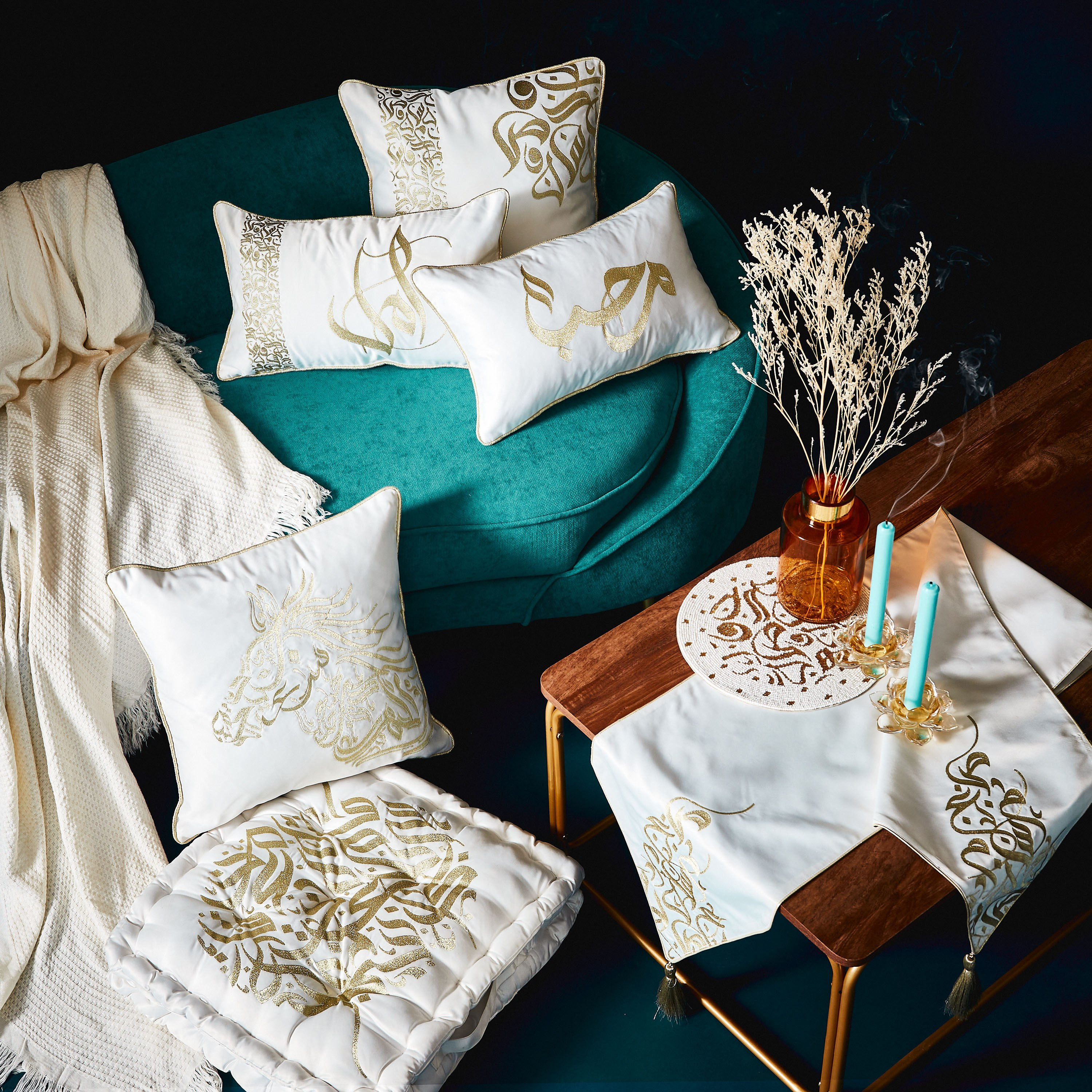 وسادة محشوة مطرّزة من كاليجرافي - 45x45 سم-hbxlivingroom-furnishings-cushionsandcovers-filledcushions-image-4