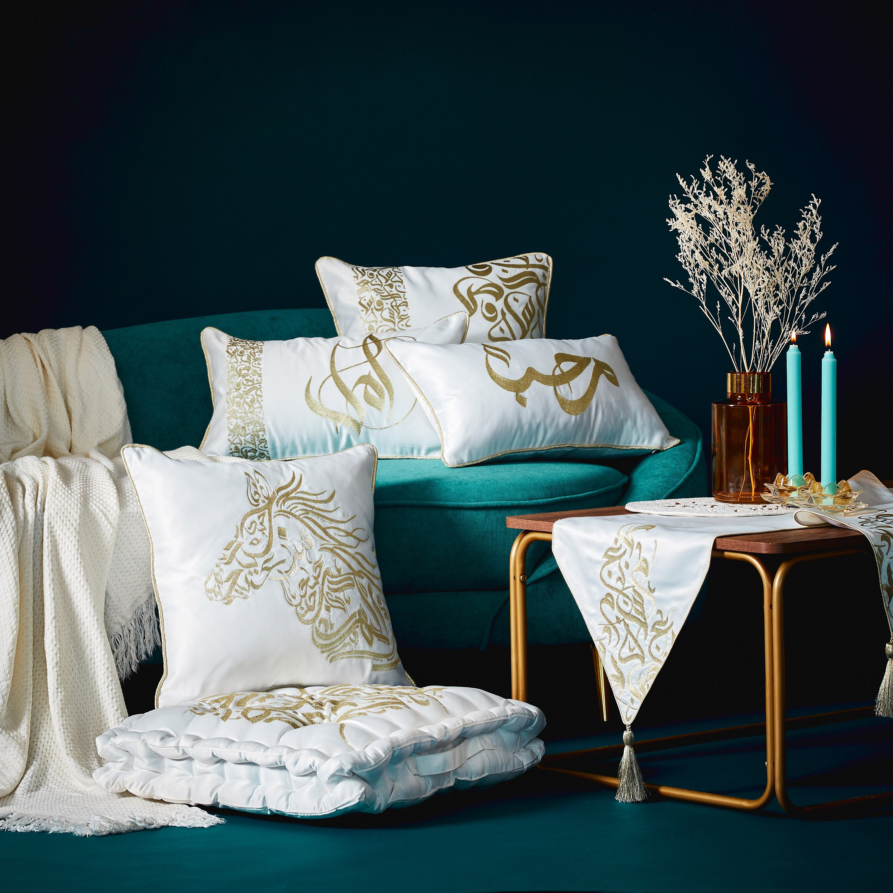 وسادة محشوة مطرّزة من كاليجرافي - 45x45 سم-hbxlivingroom-furnishings-cushionsandcovers-filledcushions-image-5