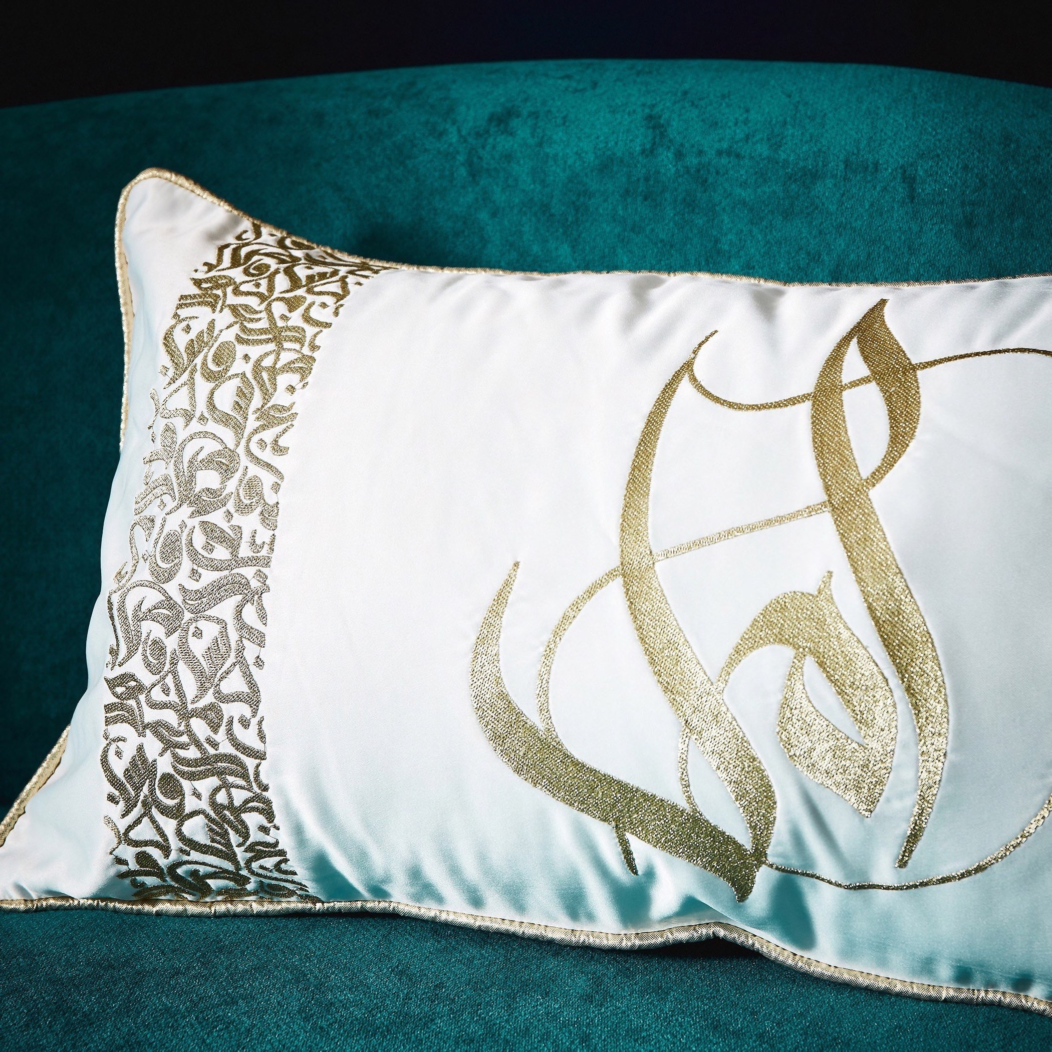 وسادة محشوة مطرّزة من كاليجرافي - 30x50 سم-hbxlivingroom-furnishings-cushionsandcovers-filledcushions-image-2