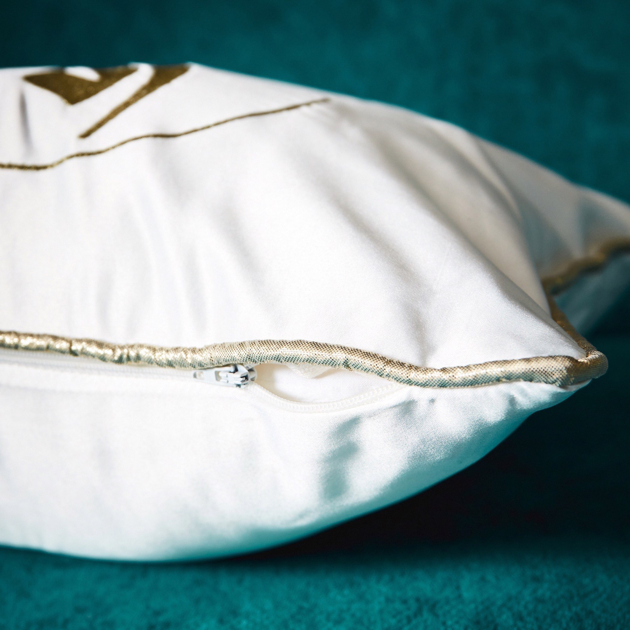 وسادة محشوة مطرّزة من كاليجرافي - 30x50 سم-hbxlivingroom-furnishings-cushionsandcovers-filledcushions-image-3
