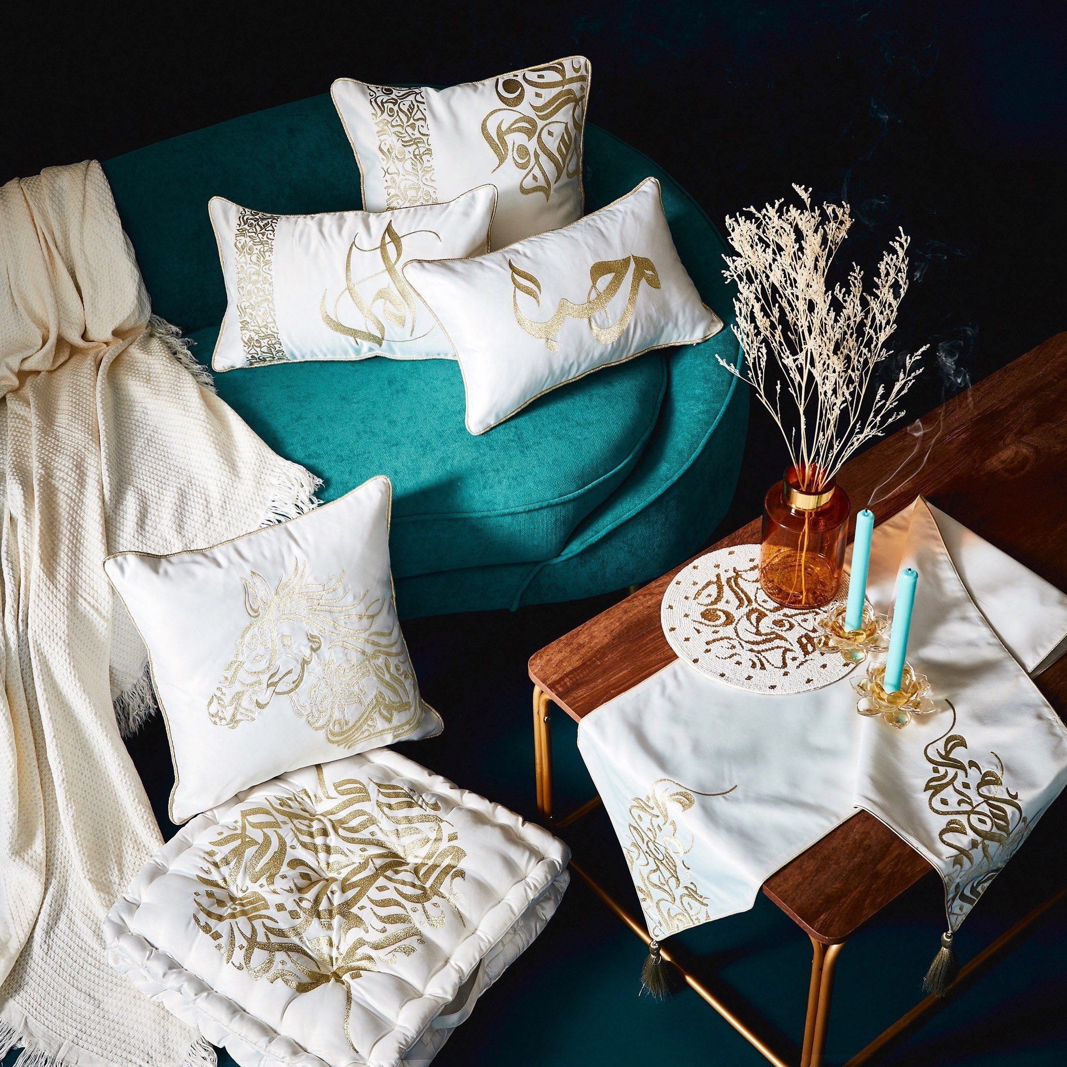 وسادة محشوة مطرّزة من كاليجرافي - 30x50 سم-hbxlivingroom-furnishings-cushionsandcovers-filledcushions-image-4