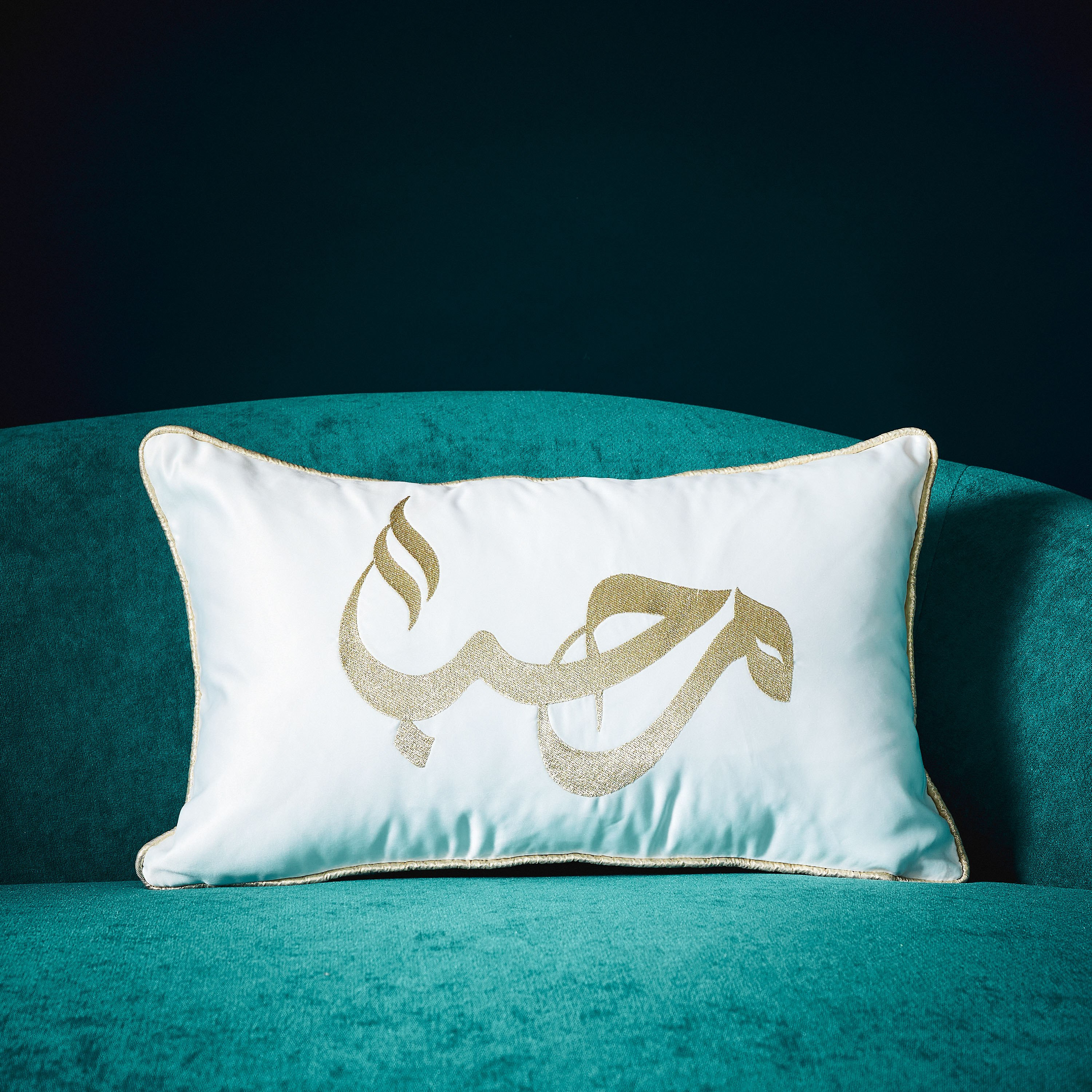 وسادة محشوة مطرّزة من كاليجرافي- 30x50 سم-hbxlivingroom-furnishings-cushionsandcovers-filledcushions-image-1