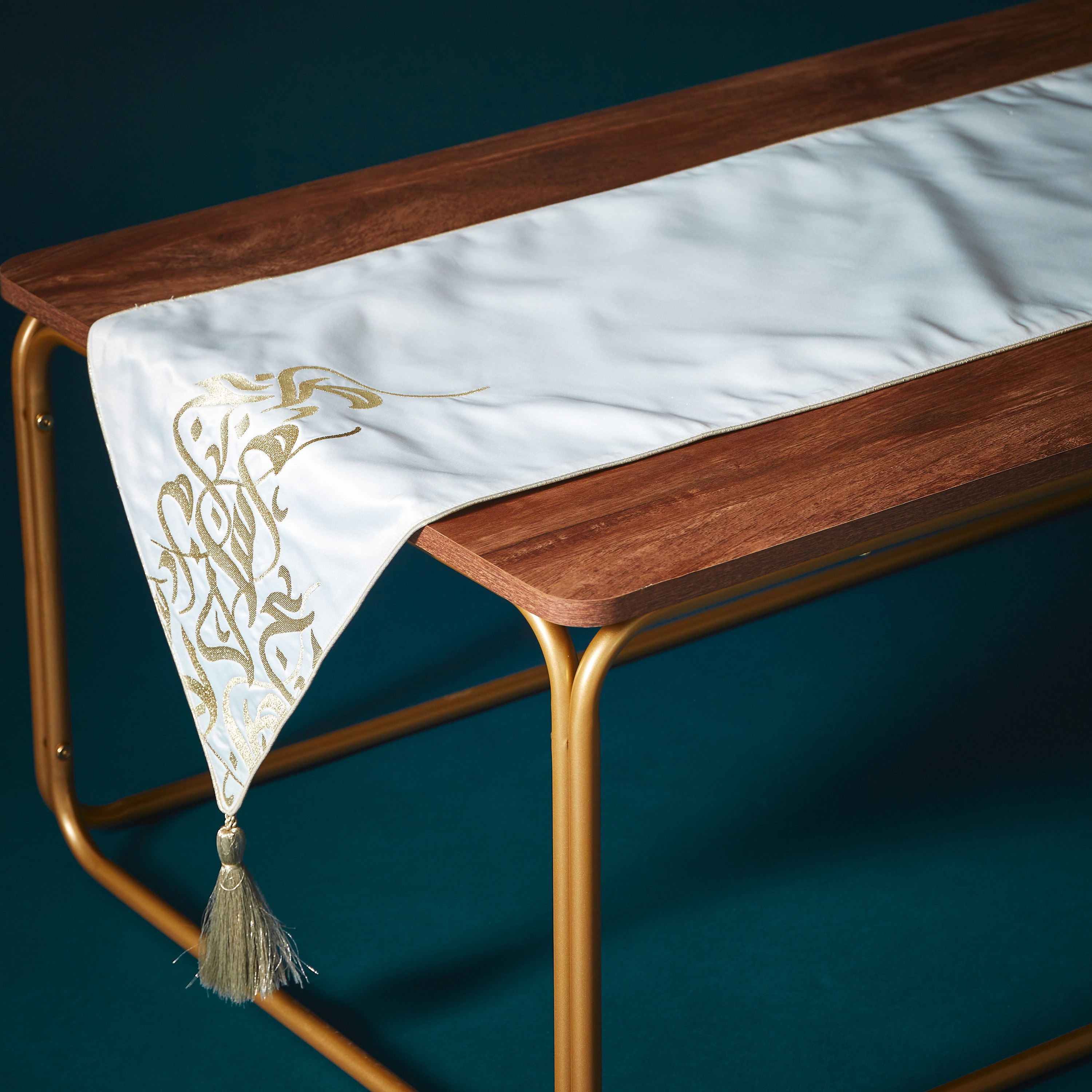 مفرش بتطريز خط عربي - 33x180 سم-hbxdecorandfurnishings-homefurnishings-tablelinens-image-1