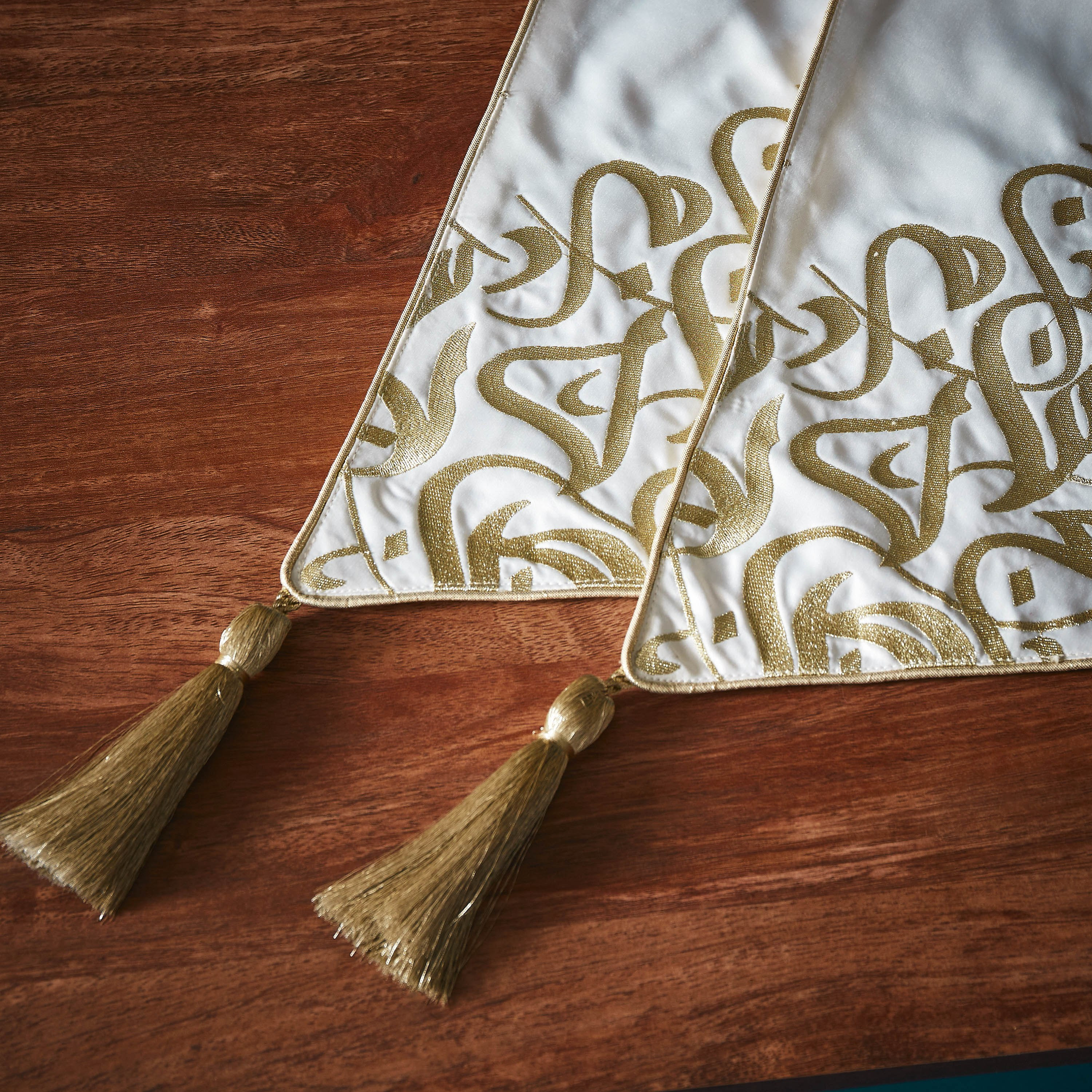 مفرش بتطريز خط عربي - 33x180 سم-hbxdecorandfurnishings-homefurnishings-tablelinens-image-2