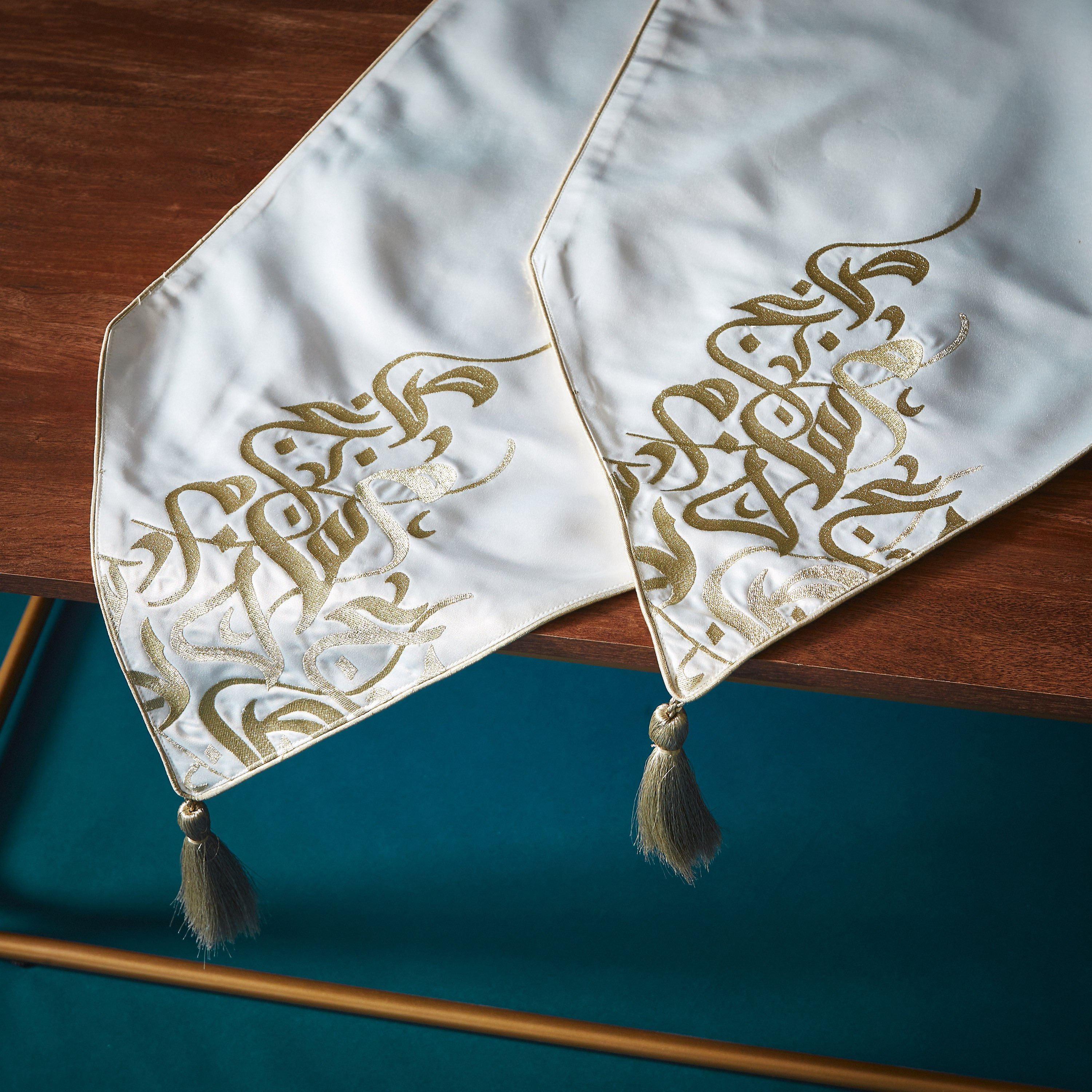 مفرش بتطريز خط عربي - 33x180 سم-hbxdecorandfurnishings-homefurnishings-tablelinens-image-3