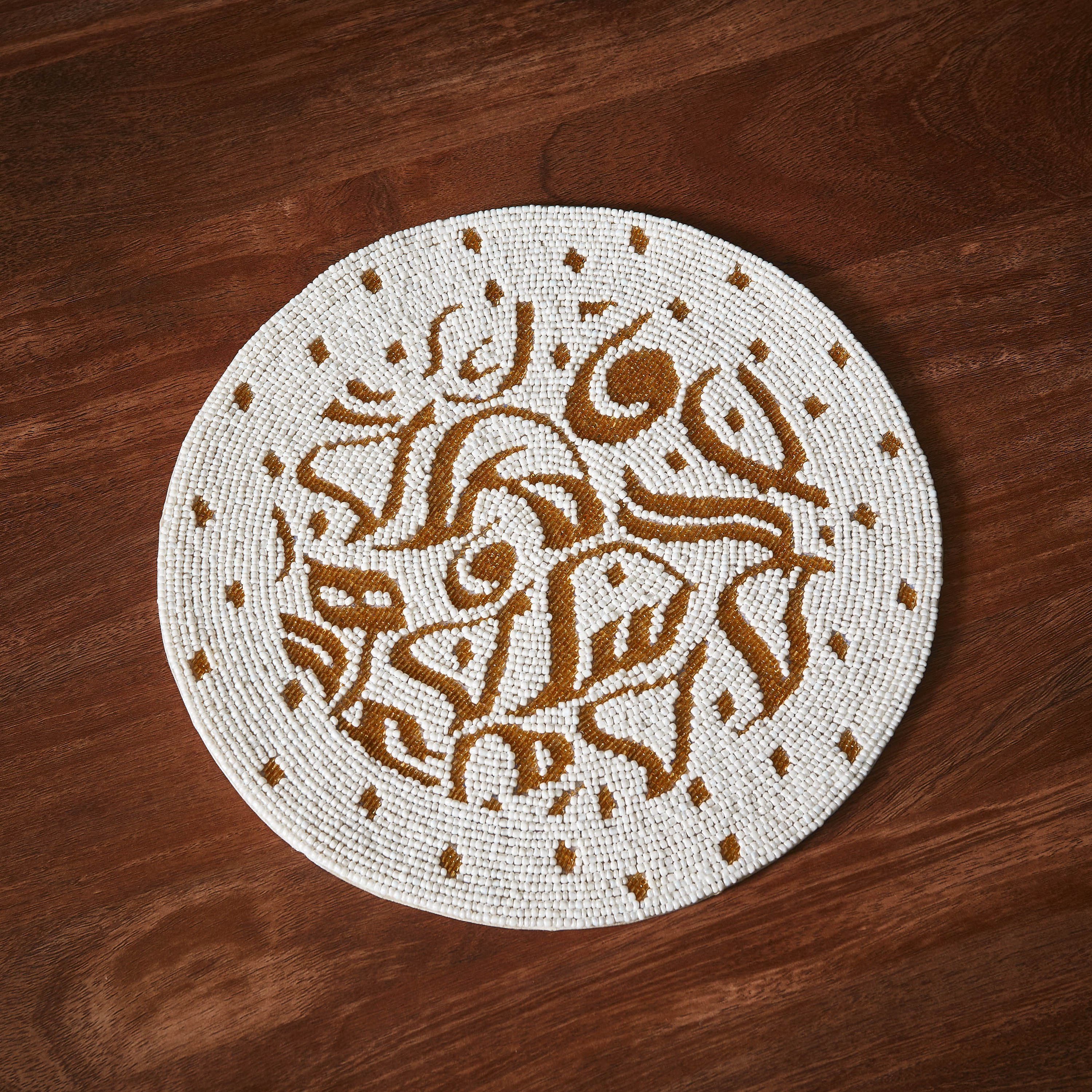 لبادة صحون مستديرة مزيّنة بالخرز من كاليجرافي - 30 سم-hbxdecorandfurnishings-homefurnishings-tablelinens-image-1