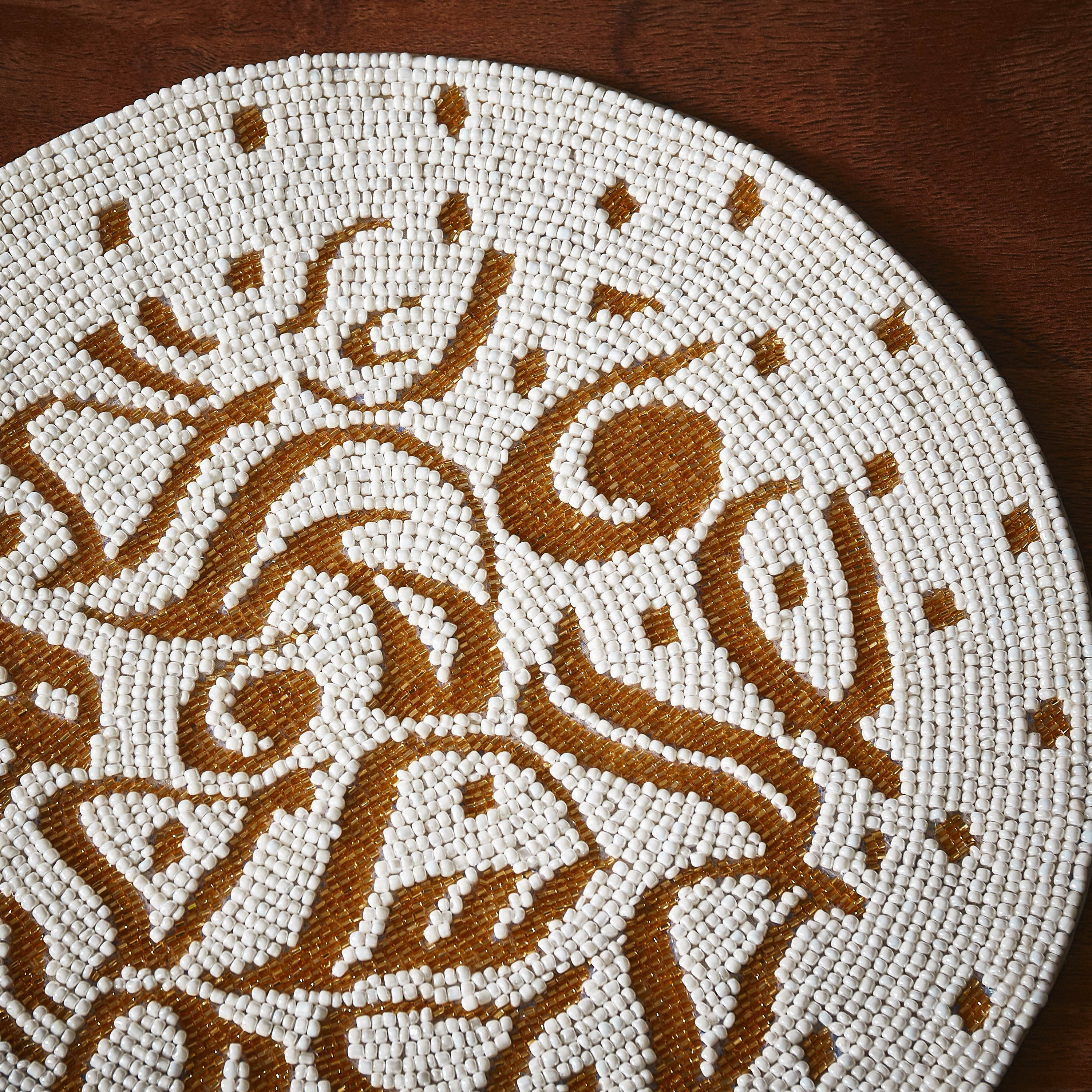 لبادة صحون مستديرة مزيّنة بالخرز من كاليجرافي - 30 سم-hbxdecorandfurnishings-homefurnishings-tablelinens-image-2