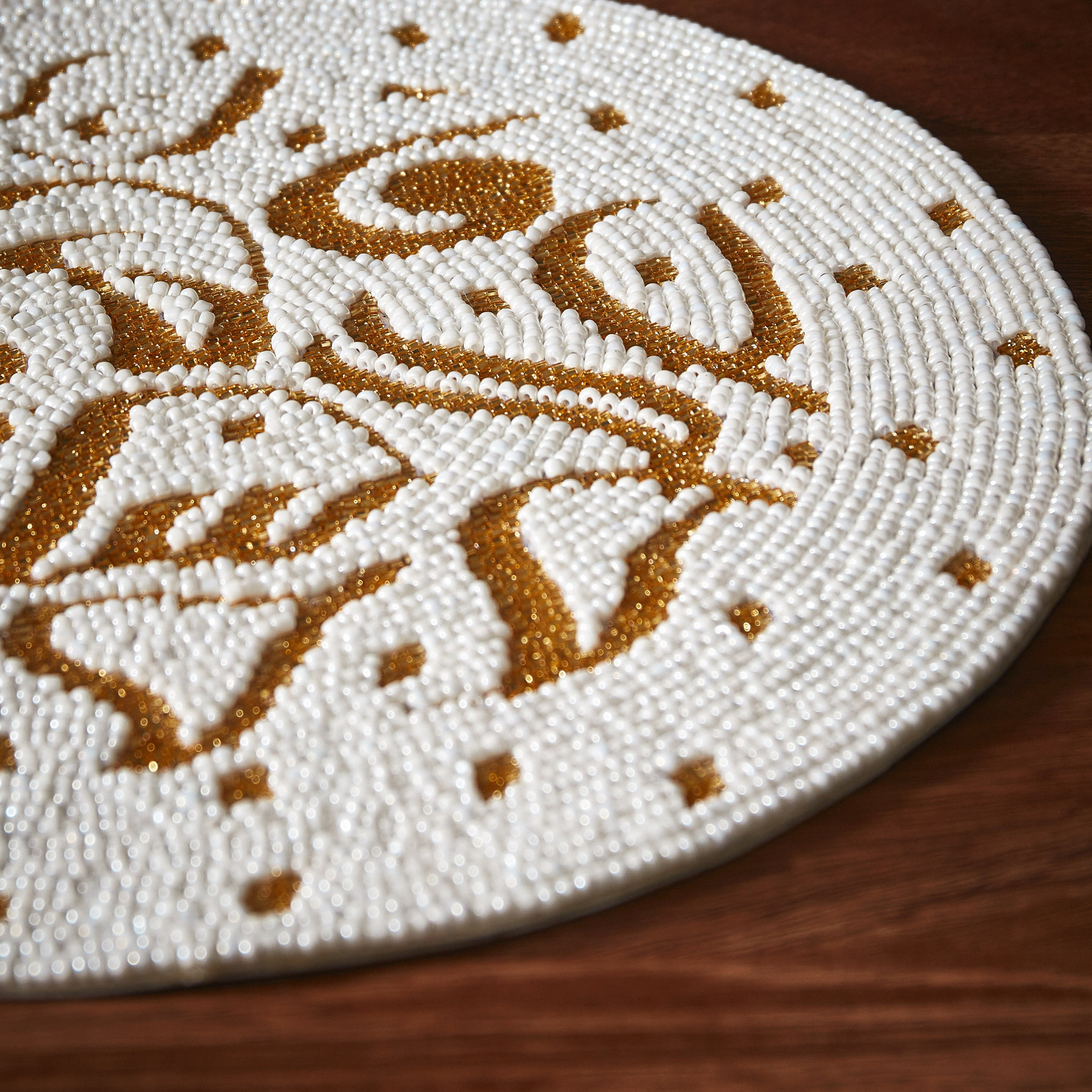 لبادة صحون مستديرة مزيّنة بالخرز من كاليجرافي - 30 سم-hbxdecorandfurnishings-homefurnishings-tablelinens-image-3