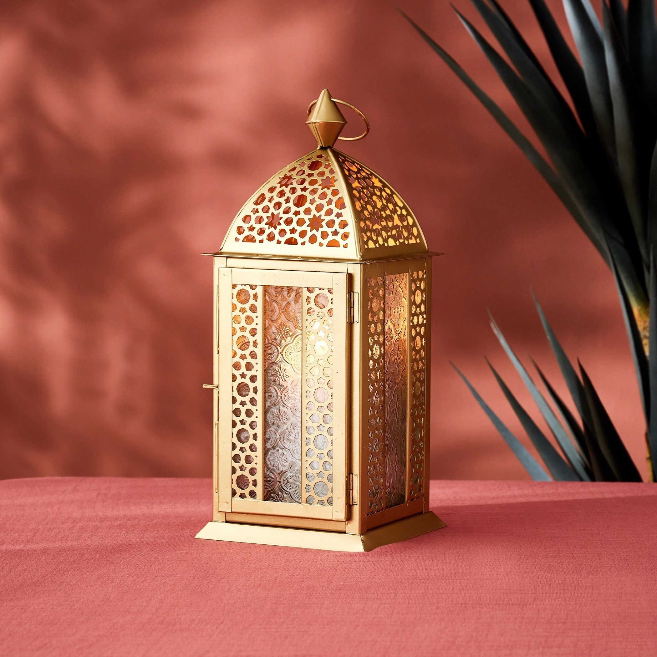 فانوس معدني مخطّط بتفاصيل مفرّغة من إسرا- 15.2x15.2x40.6 سم-PROMO_HB_AE_B1G1_250925-image-1