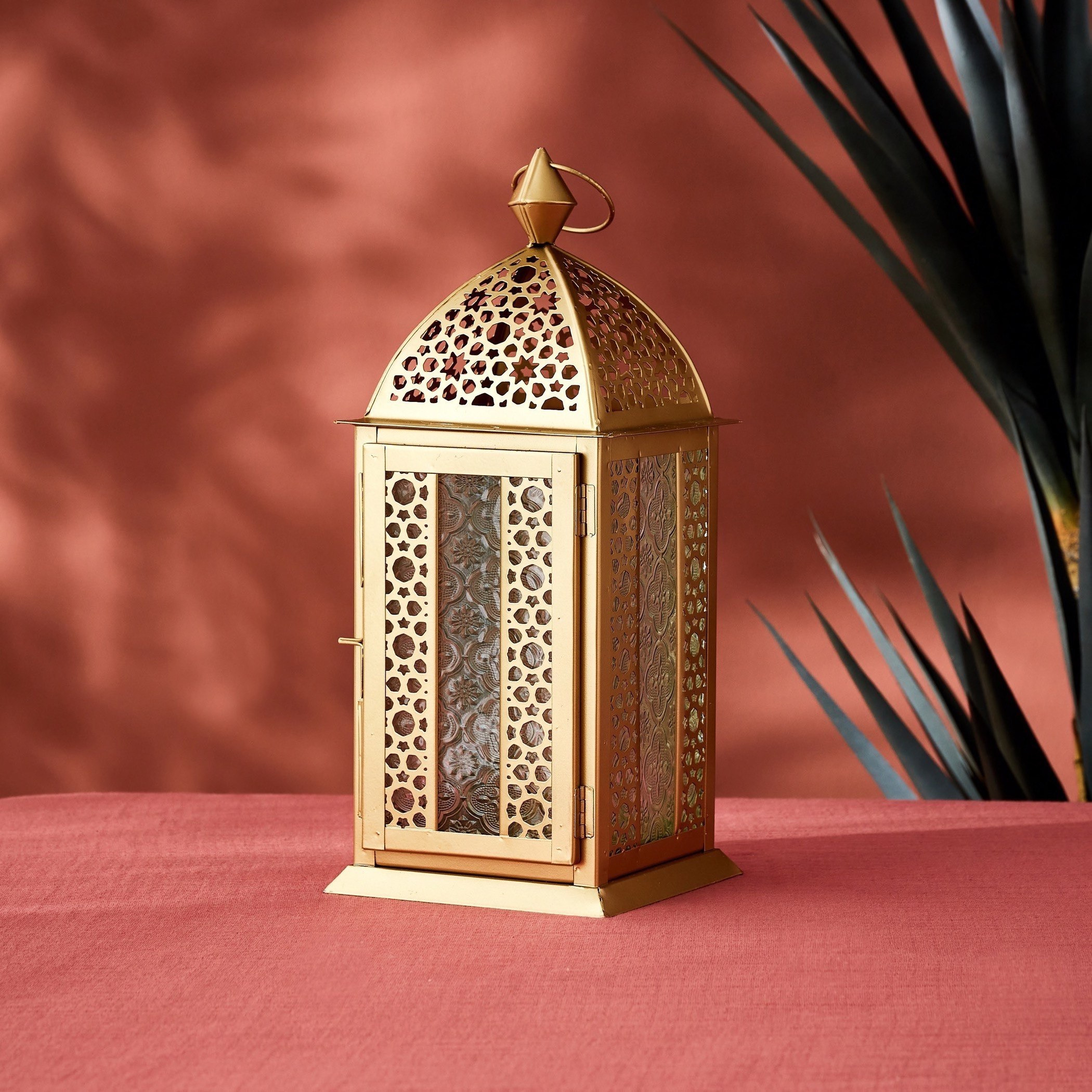 فانوس معدني مخطّط بتفاصيل مفرّغة من إسرا- 15.2x15.2x40.6 سم-PROMO_HB_AE_B1G1_250925-image-2