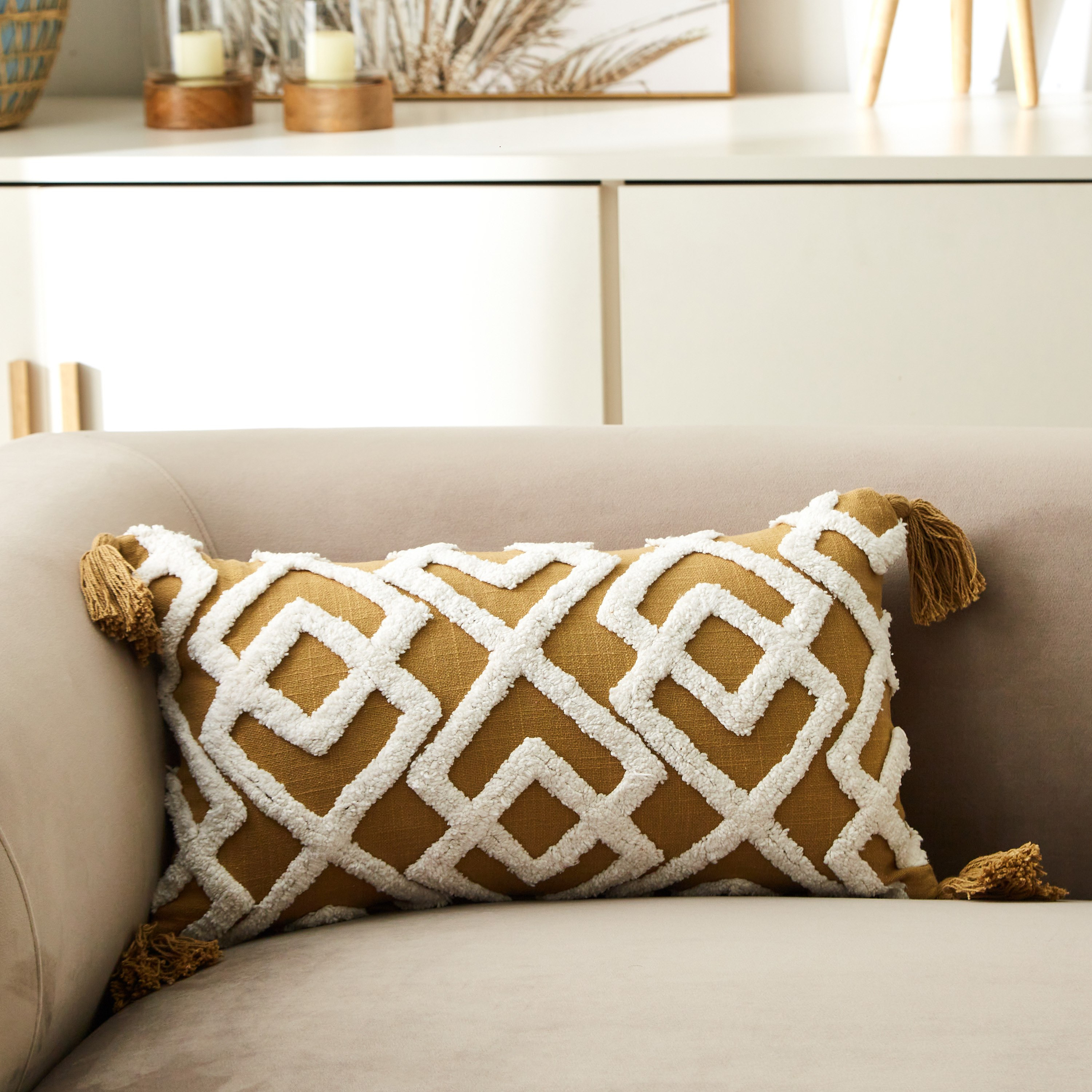 وسادة محشوة من نوماد إلياس - 30x50 سم-hbxlivingroom-furnishings-cushionsandcovers-filledcushions-image-1