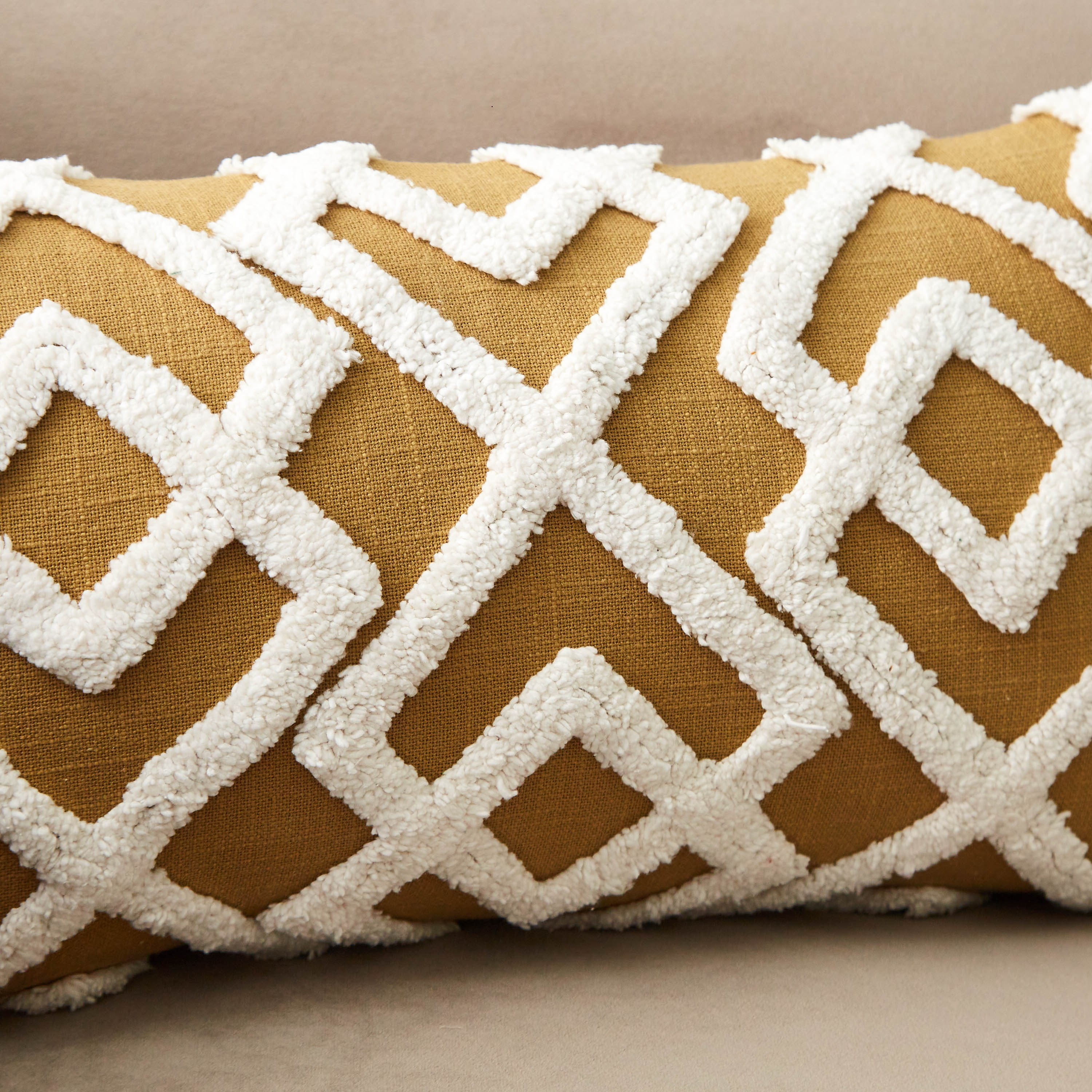 وسادة محشوة من نوماد إلياس - 30x50 سم-hbxlivingroom-furnishings-cushionsandcovers-filledcushions-image-2