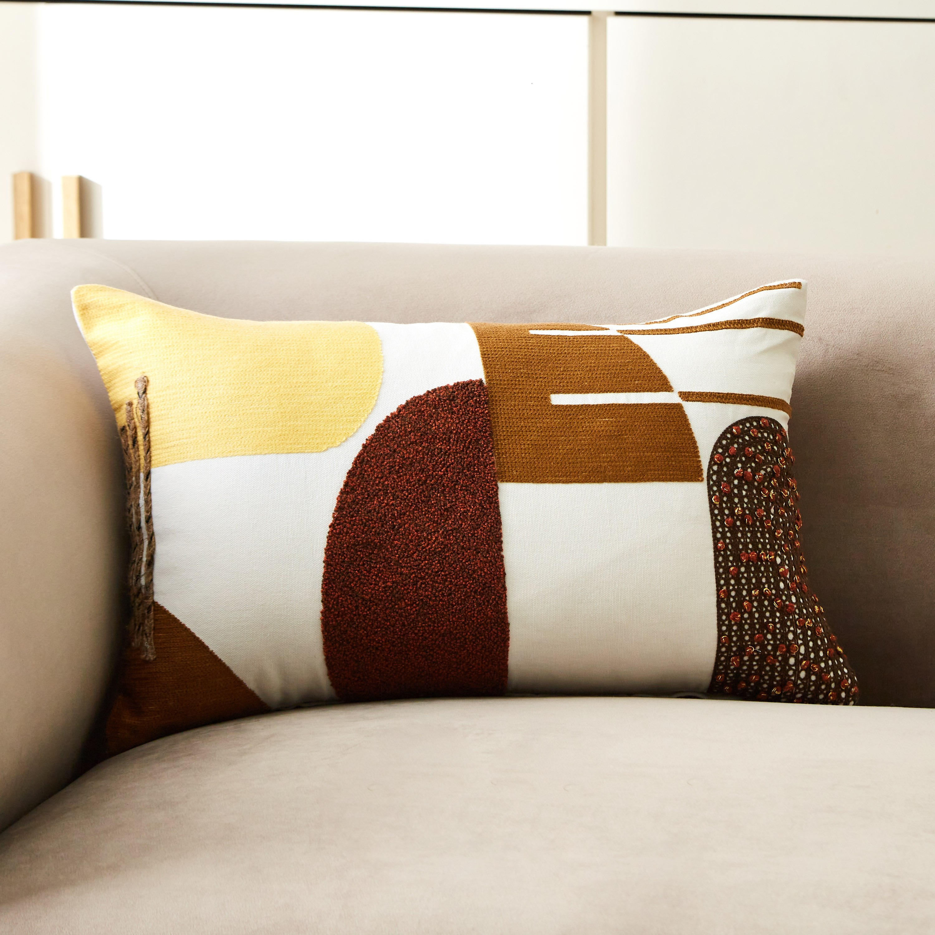 وسادة محشوة جاري من آرون - 30x50 سم-hbxlivingroom-furnishings-cushionsandcovers-filledcushions-image-1