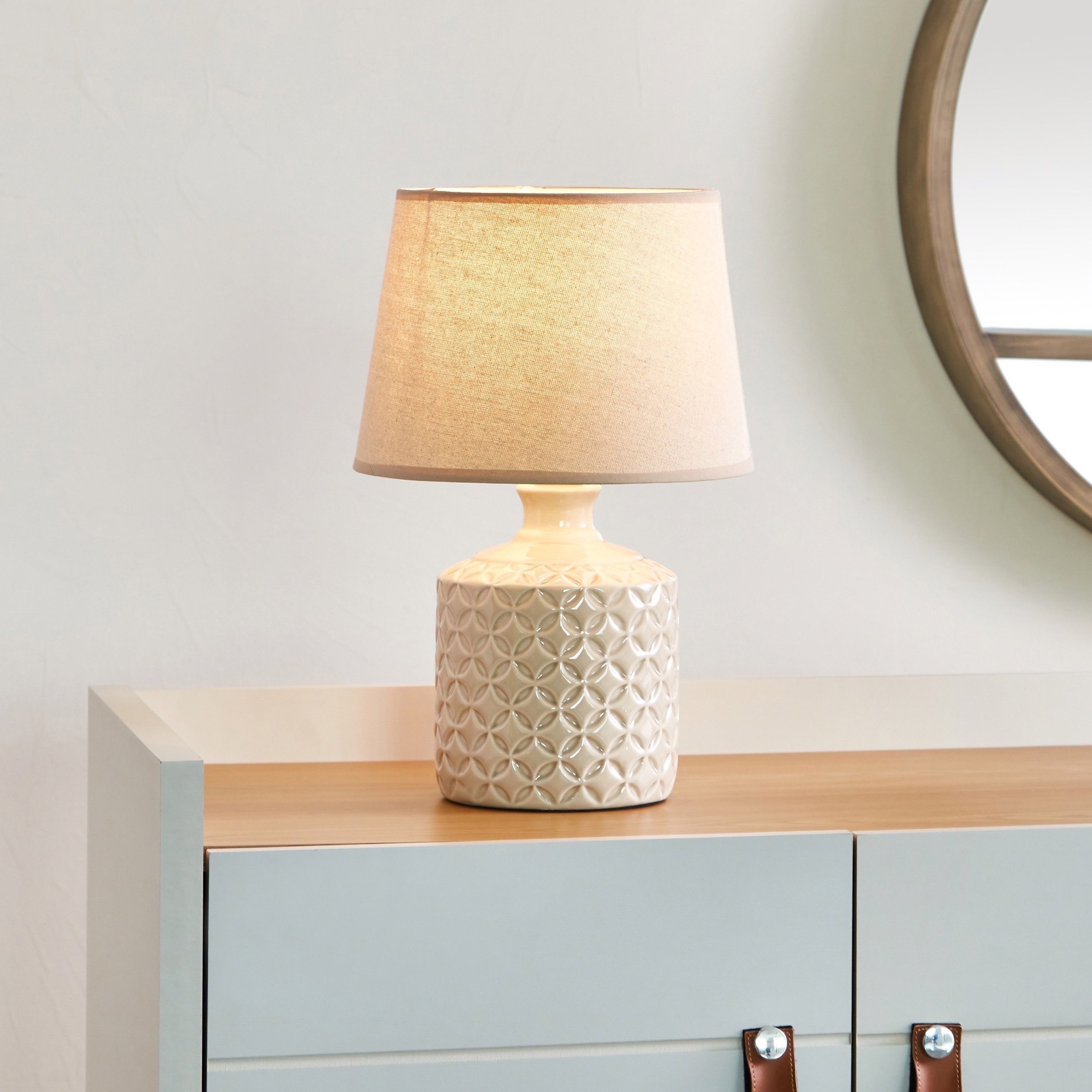 مصباح طاولة سيراميك بغطاء أبيض من ألور - 25x25x42 سم-hbxlivingroom-lighting-tablelamps-image-2