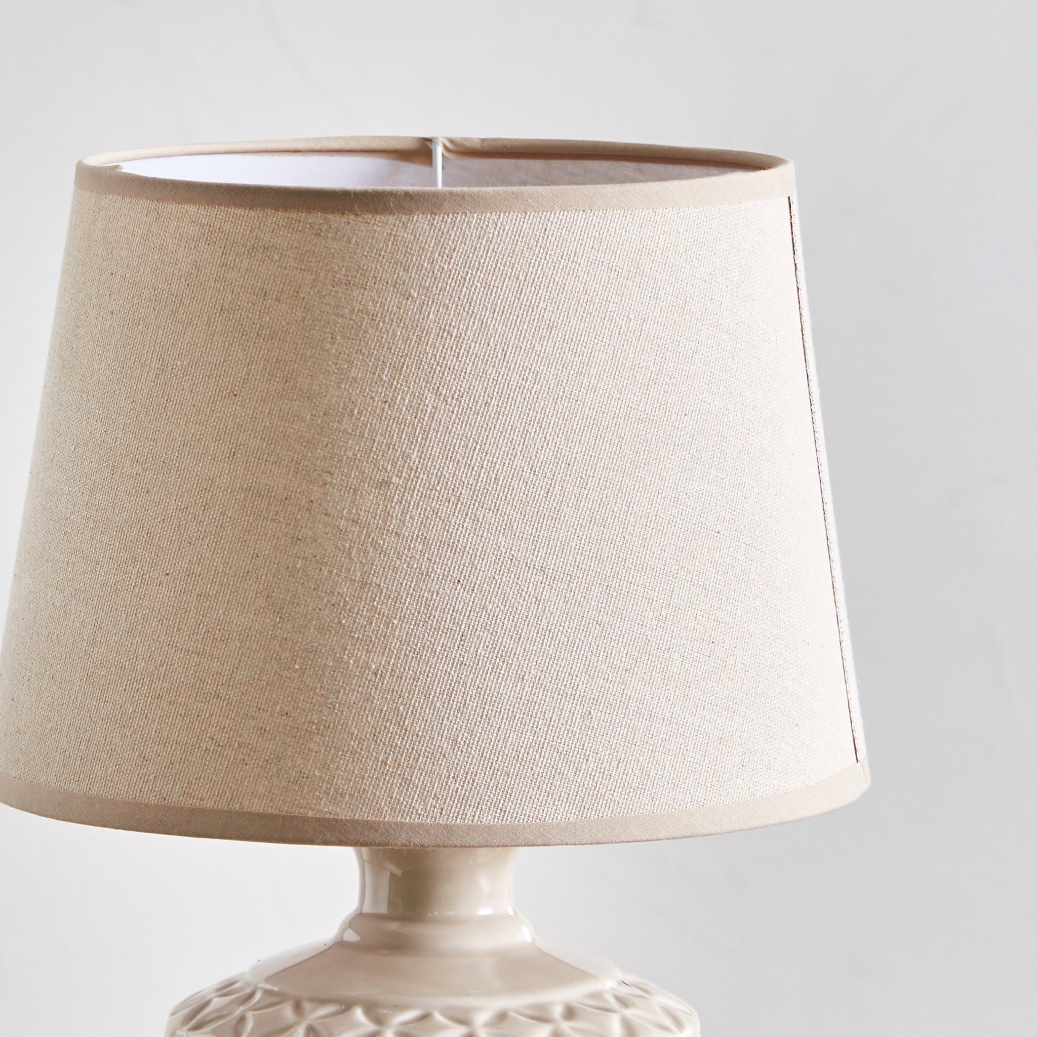 مصباح طاولة سيراميك بغطاء أبيض من ألور - 25x25x42 سم-hbxlivingroom-lighting-tablelamps-image-4