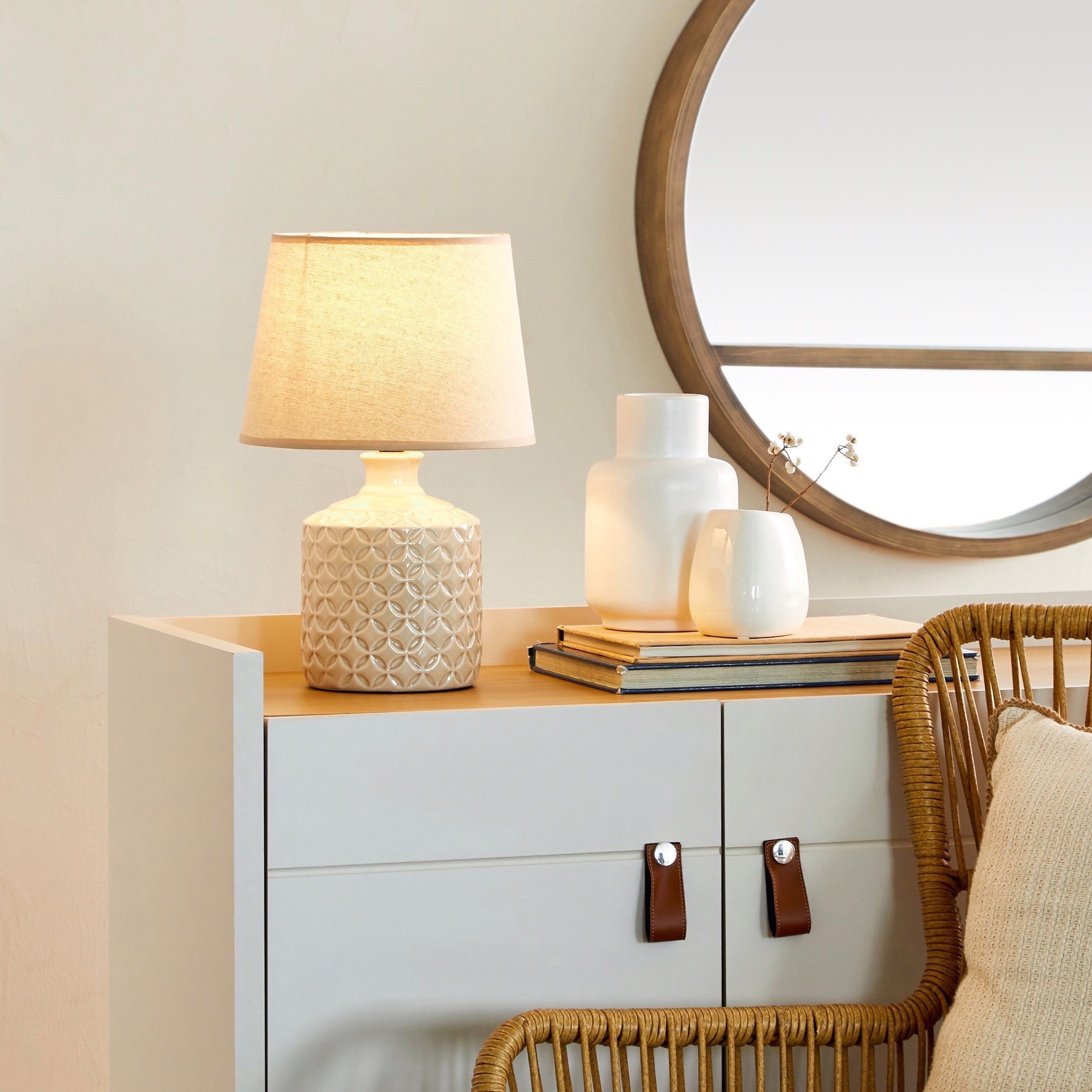 مصباح طاولة سيراميك بغطاء أبيض من ألور - 25x25x42 سم-hbxlivingroom-lighting-tablelamps-image-5