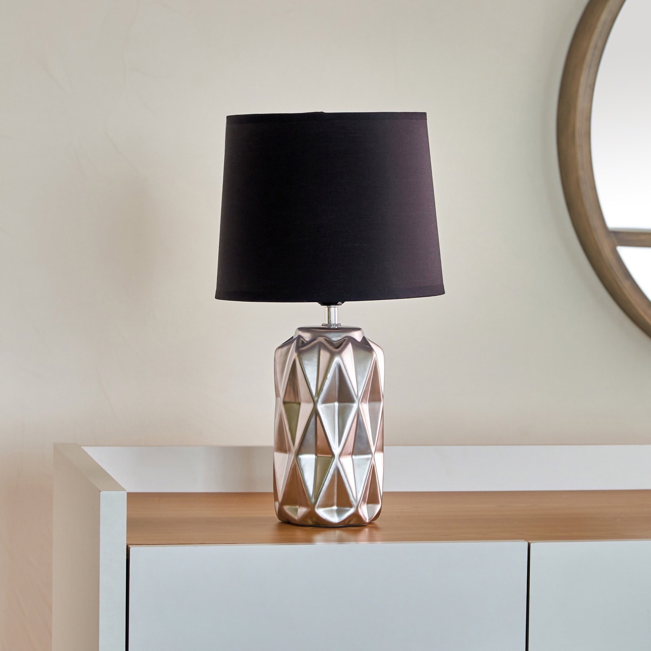 مصباح طاولة سيراميك بقاعدة بارزة الملمس من ألور - 23x23x39 سم-hbxlivingroom-lighting-tablelamps-image-1