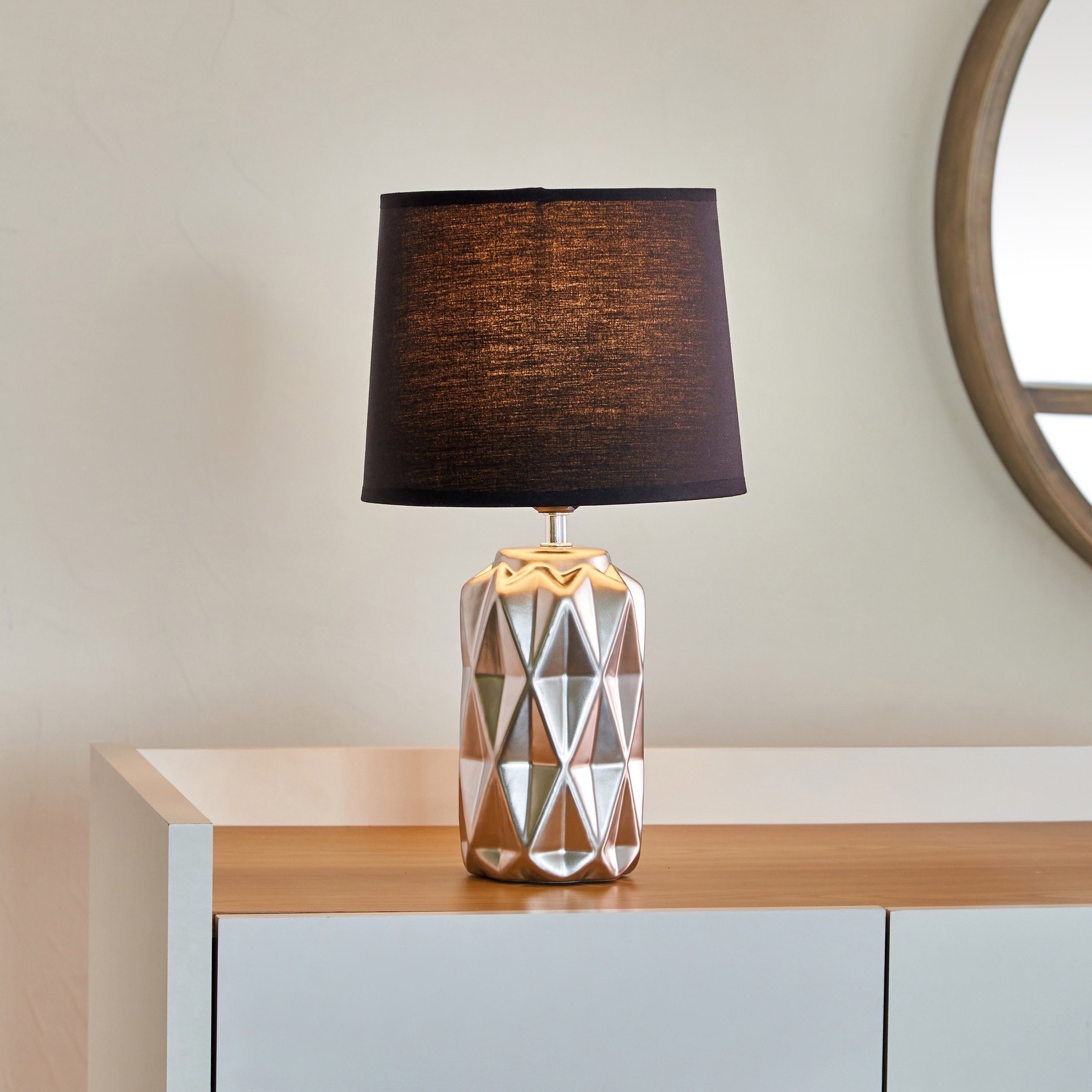 مصباح طاولة سيراميك بقاعدة بارزة الملمس من ألور - 23x23x39 سم-hbxlivingroom-lighting-tablelamps-image-2