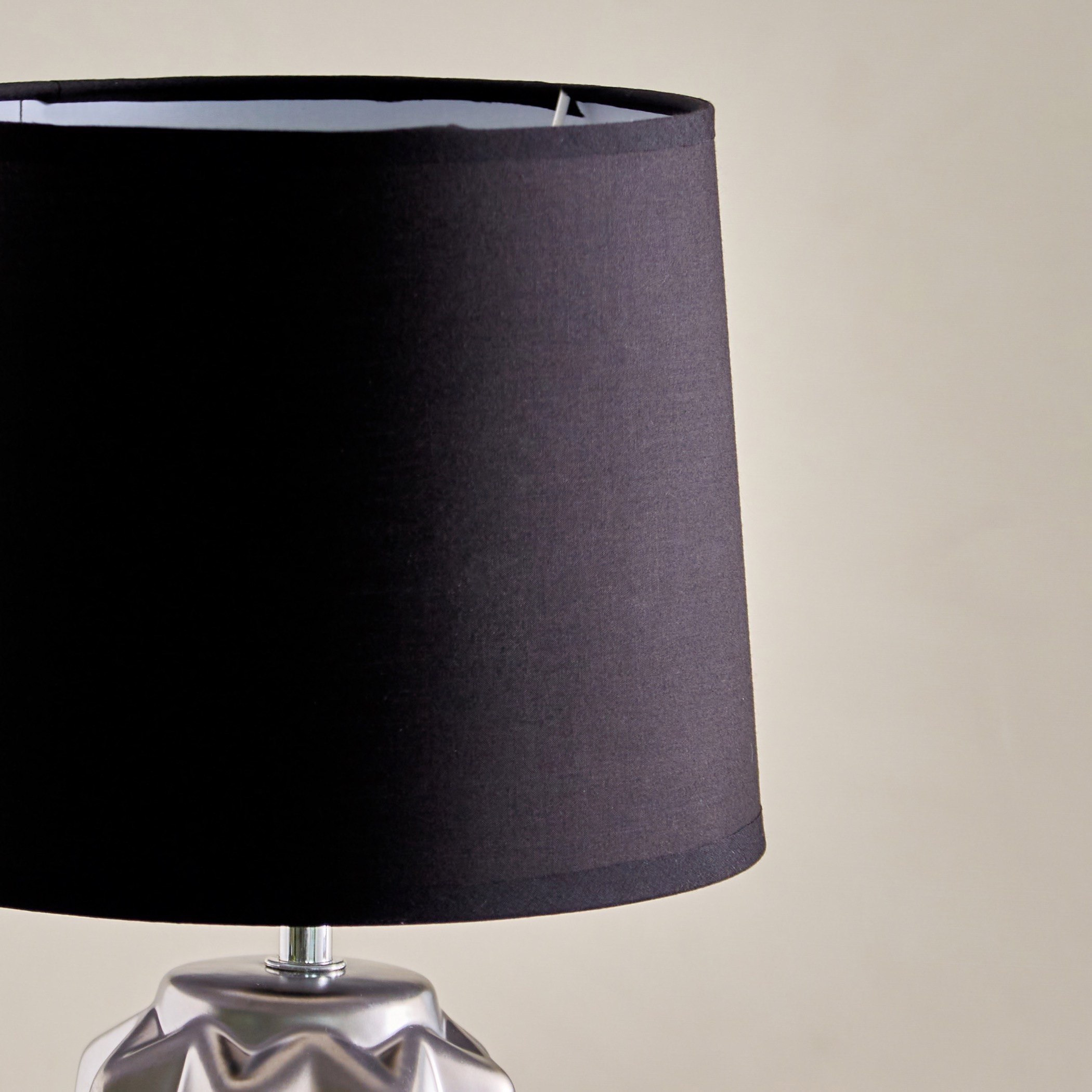 مصباح طاولة سيراميك بقاعدة بارزة الملمس من ألور - 23x23x39 سم-hbxlivingroom-lighting-tablelamps-image-3