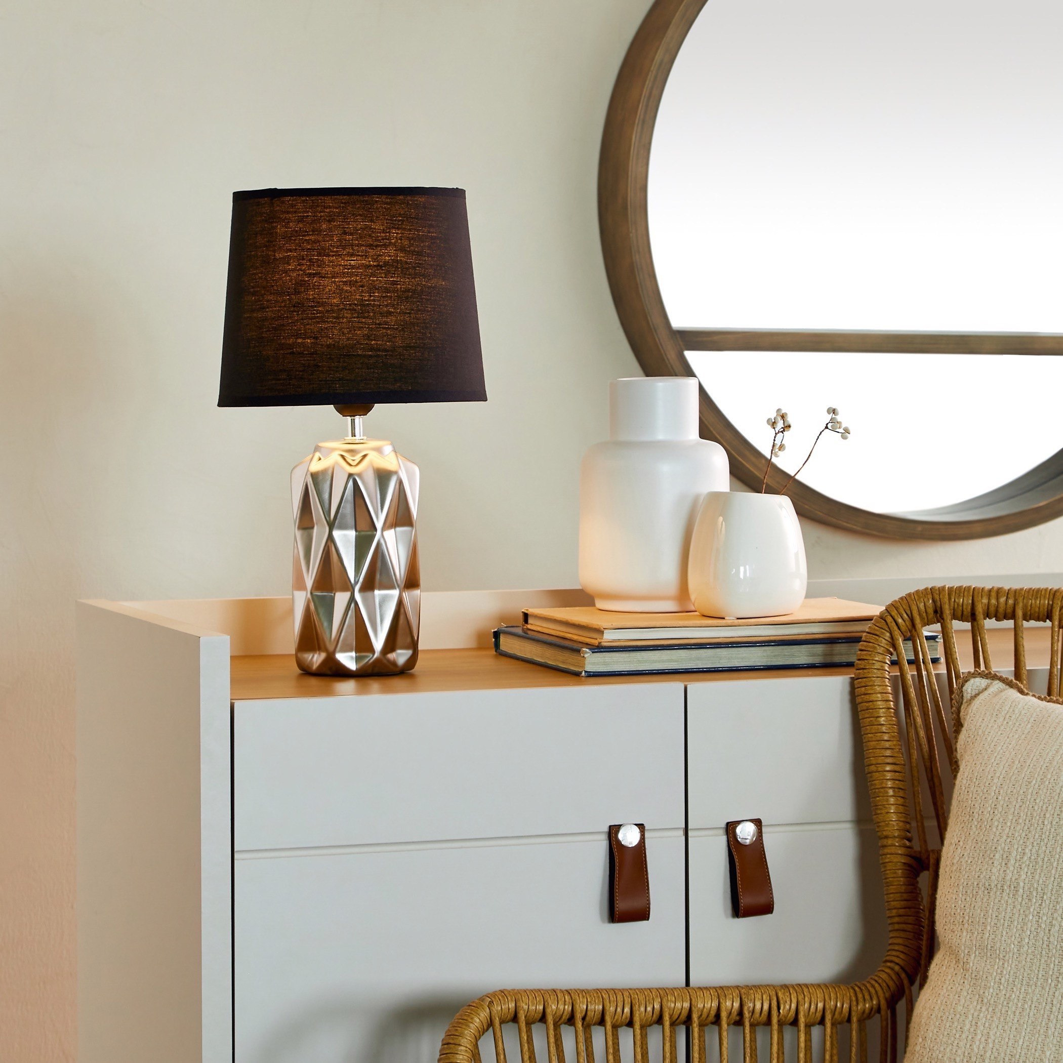 مصباح طاولة سيراميك بقاعدة بارزة الملمس من ألور - 23x23x39 سم-hbxlivingroom-lighting-tablelamps-image-4