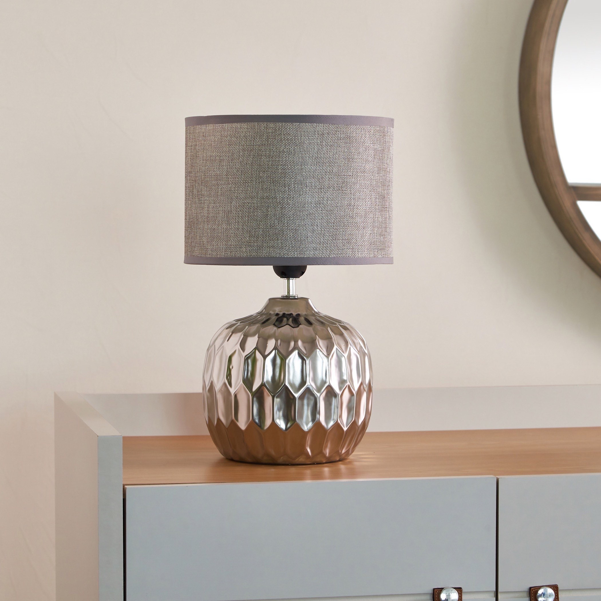 مصباح طاولة سيراميك بقاعدة بارزة الملمس من ألور - 25x25x40 سم-hbxlivingroom-lighting-tablelamps-image-1