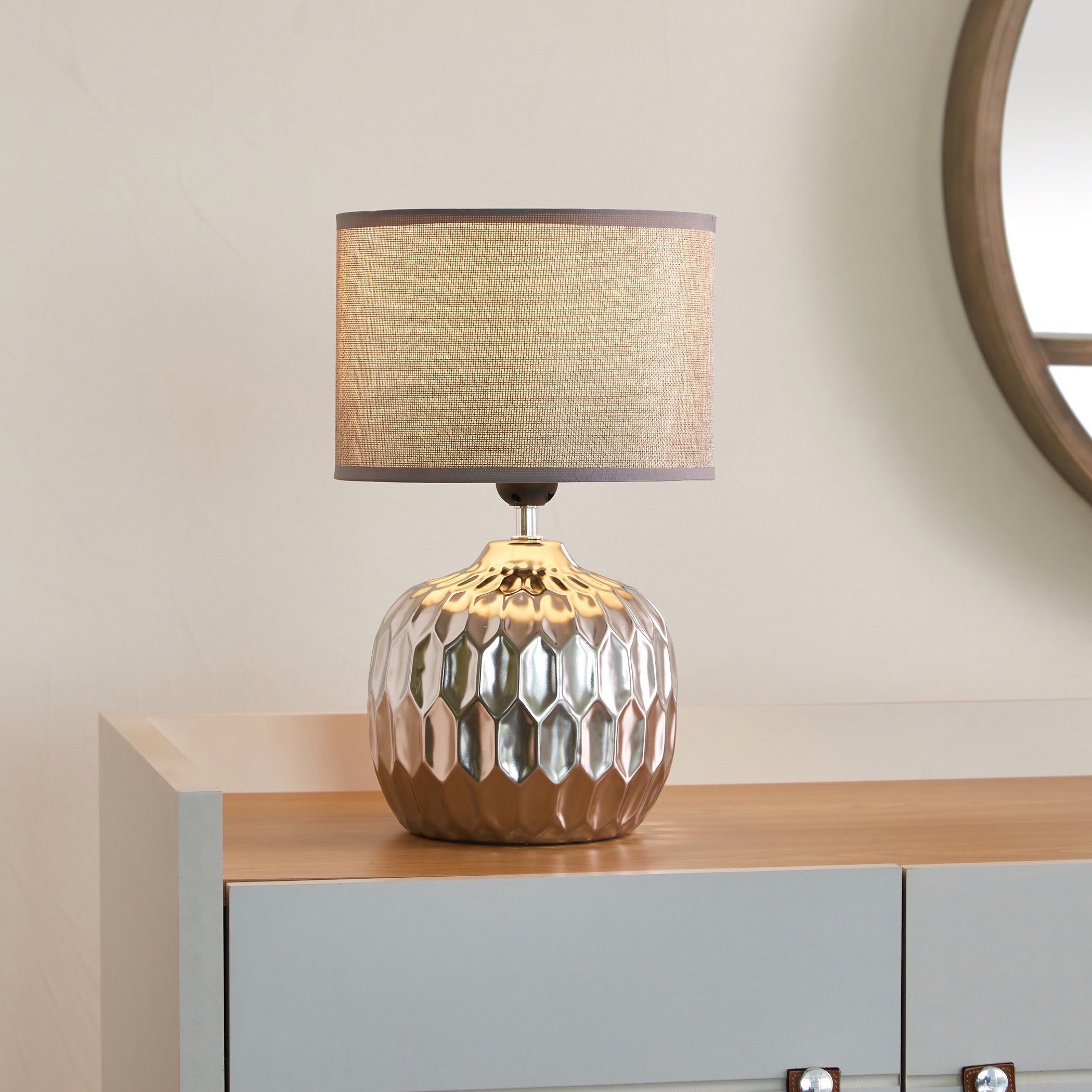 مصباح طاولة سيراميك بقاعدة بارزة الملمس من ألور - 25x25x40 سم-hbxlivingroom-lighting-tablelamps-image-2