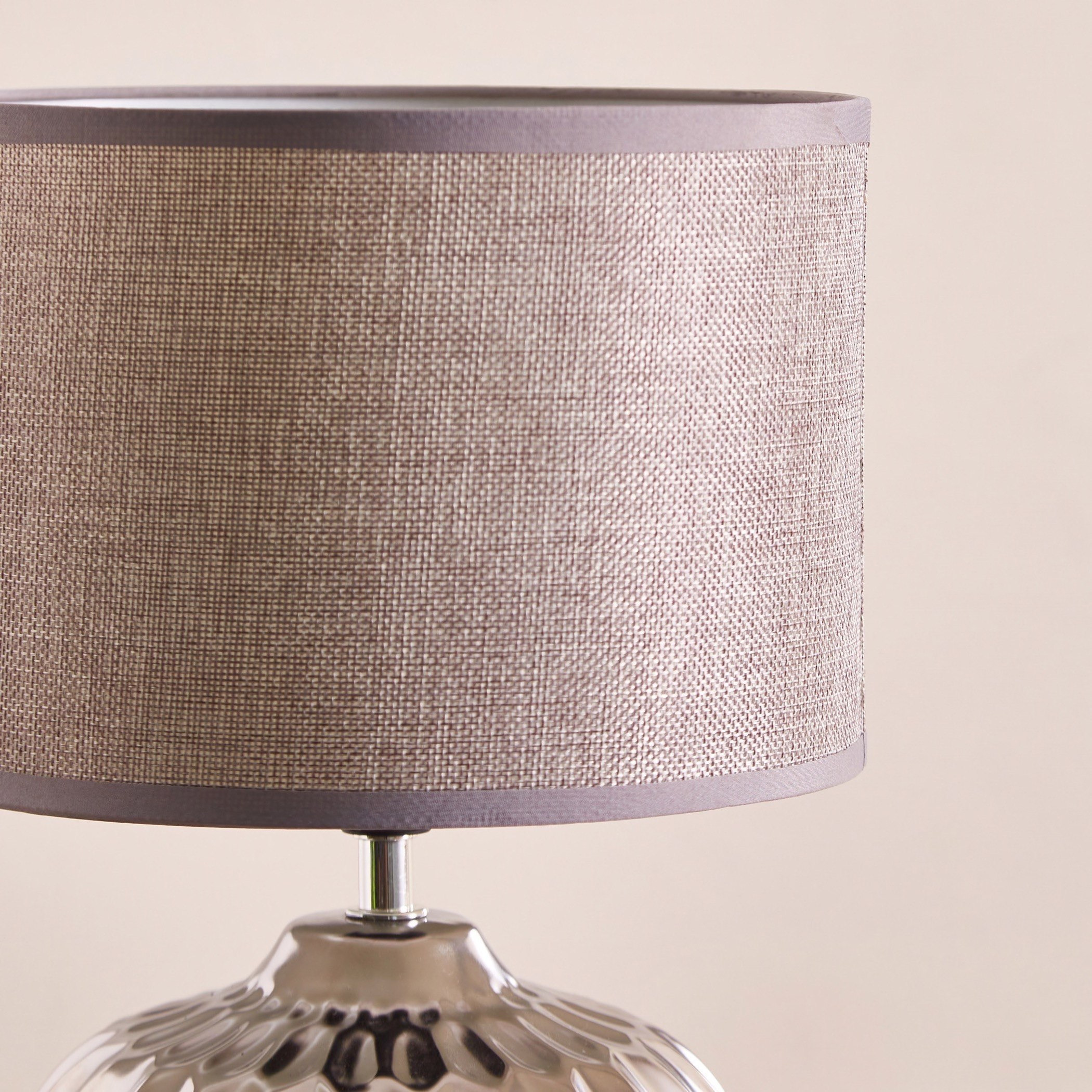 مصباح طاولة سيراميك بقاعدة بارزة الملمس من ألور - 25x25x40 سم-hbxlivingroom-lighting-tablelamps-image-3