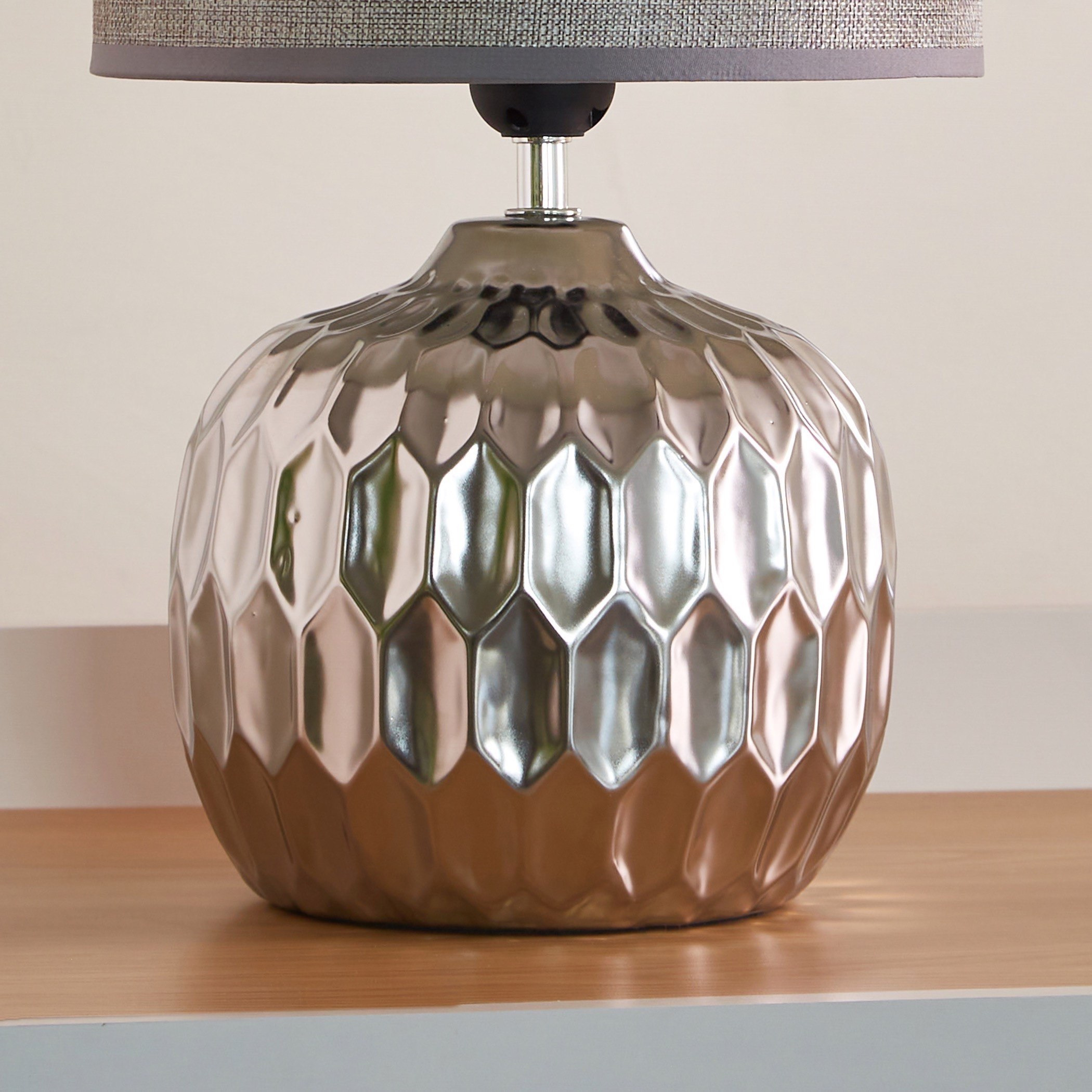 مصباح طاولة سيراميك بقاعدة بارزة الملمس من ألور - 25x25x40 سم-hbxlivingroom-lighting-tablelamps-image-4
