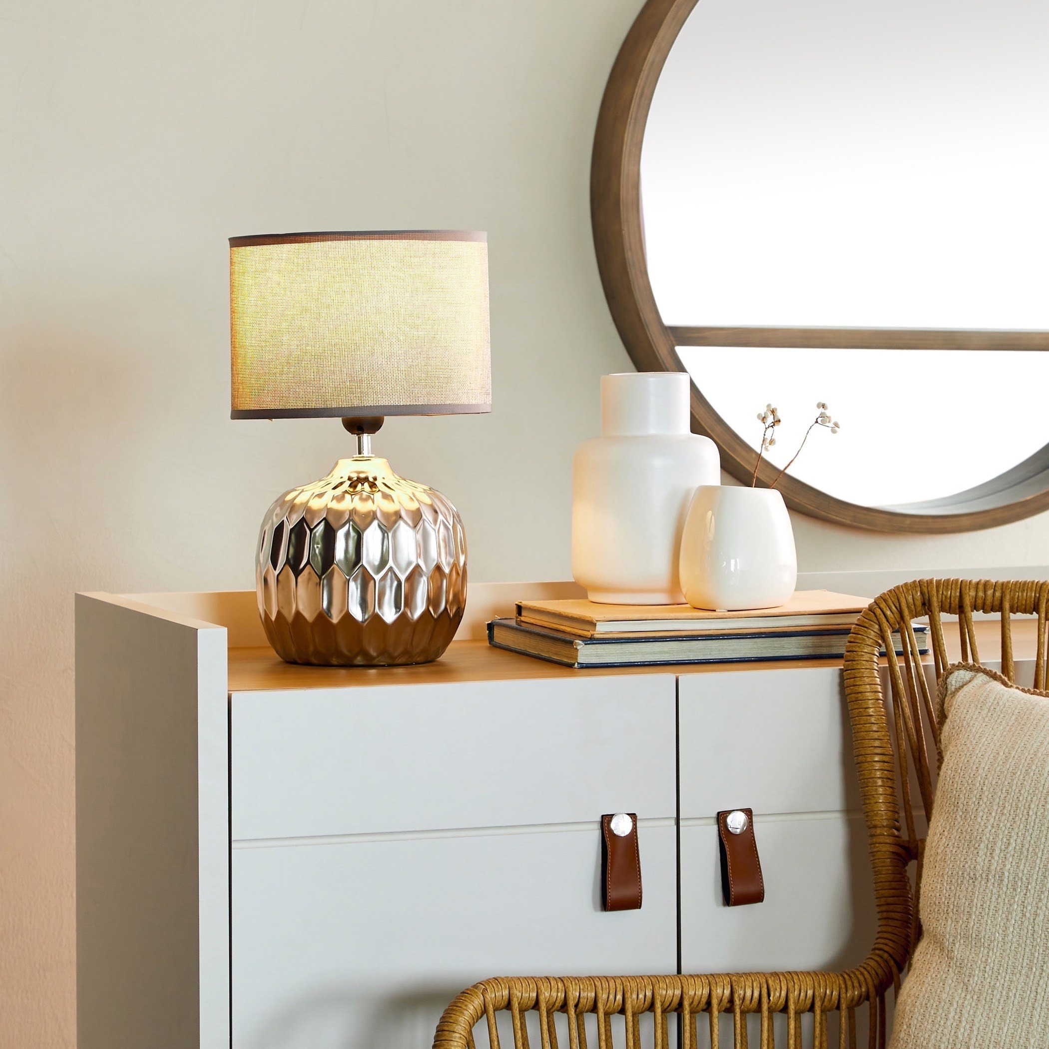 مصباح طاولة سيراميك بقاعدة بارزة الملمس من ألور - 25x25x40 سم-hbxlivingroom-lighting-tablelamps-image-5