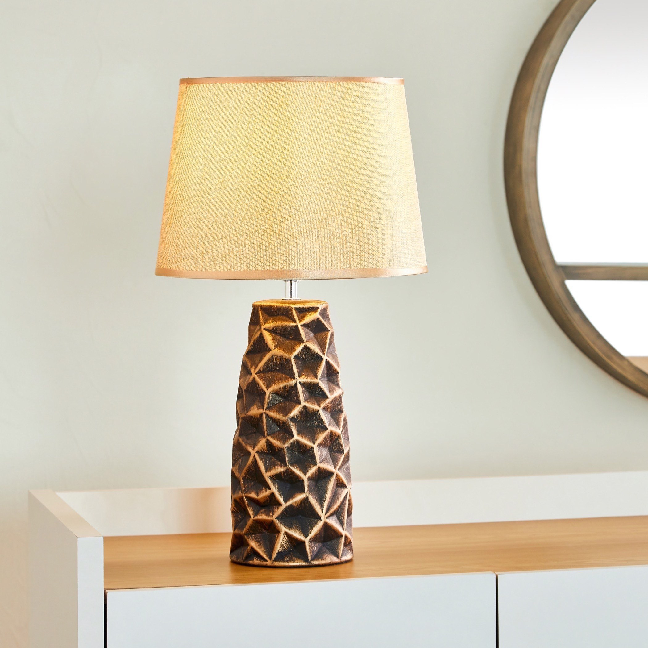مصباح طاولة سيراميك بقاعدة بارزة الملمس من ألور - 27x27x49 سم-hbxlivingroom-lighting-tablelamps-image-2