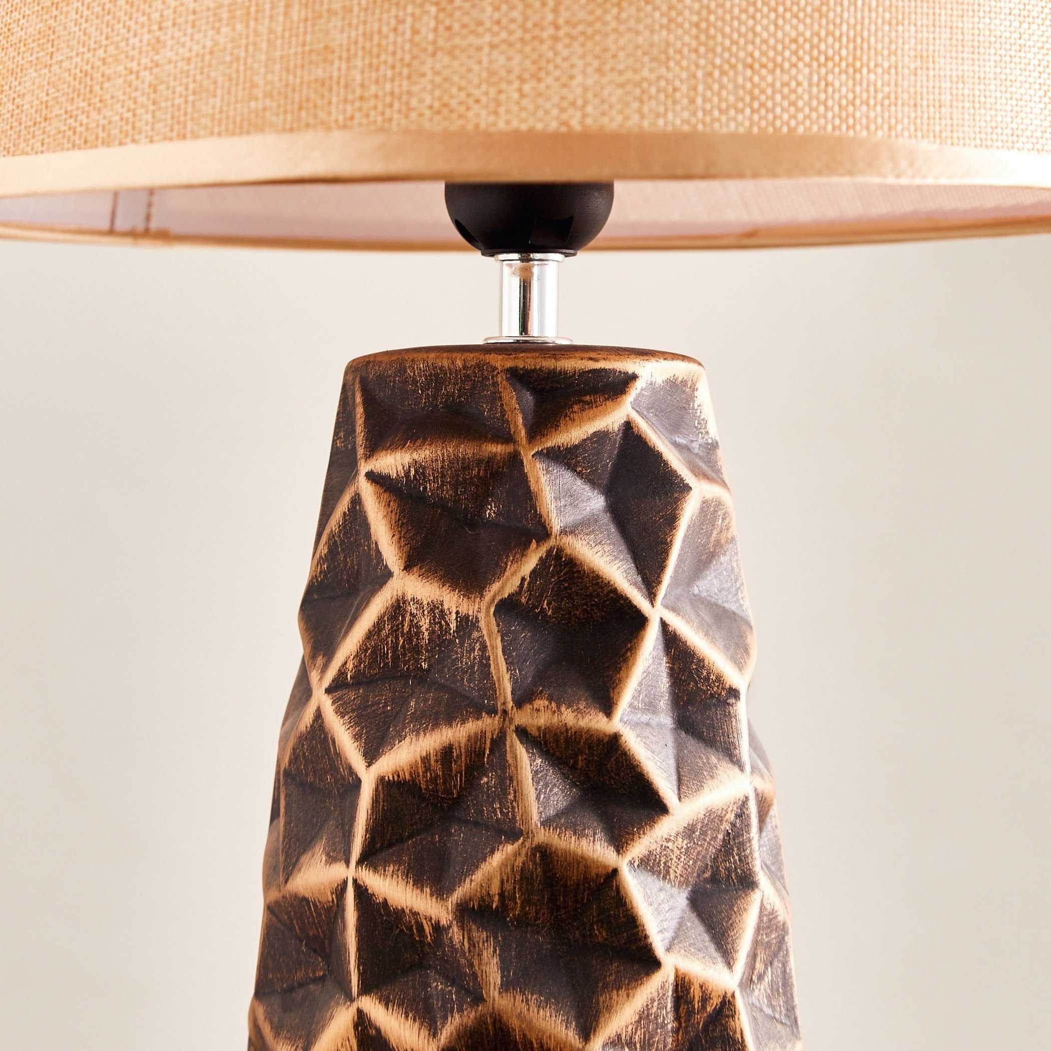 مصباح طاولة سيراميك بقاعدة بارزة الملمس من ألور - 27x27x49 سم-hbxlivingroom-lighting-tablelamps-image-3