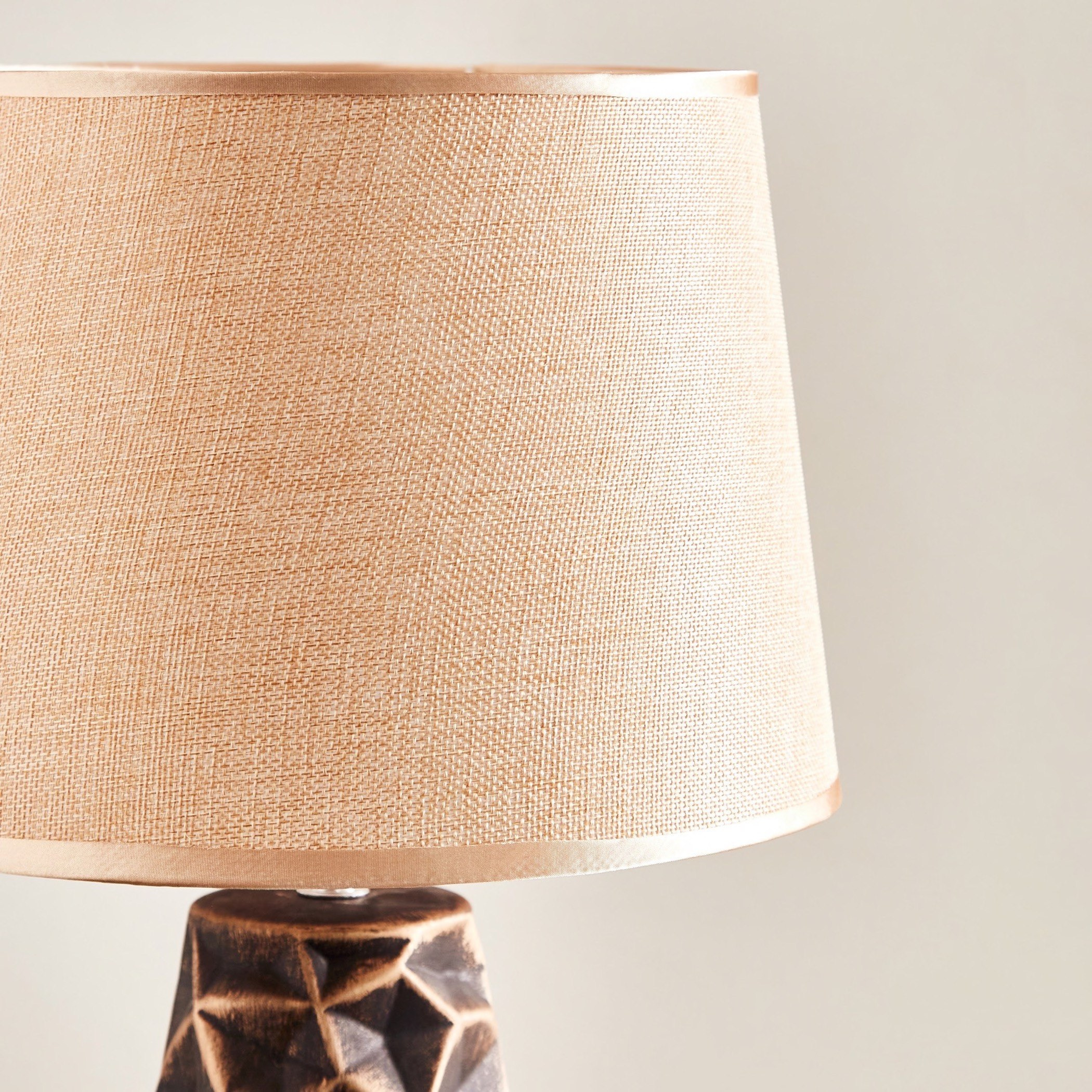 مصباح طاولة سيراميك بقاعدة بارزة الملمس من ألور - 27x27x49 سم-hbxlivingroom-lighting-tablelamps-image-4