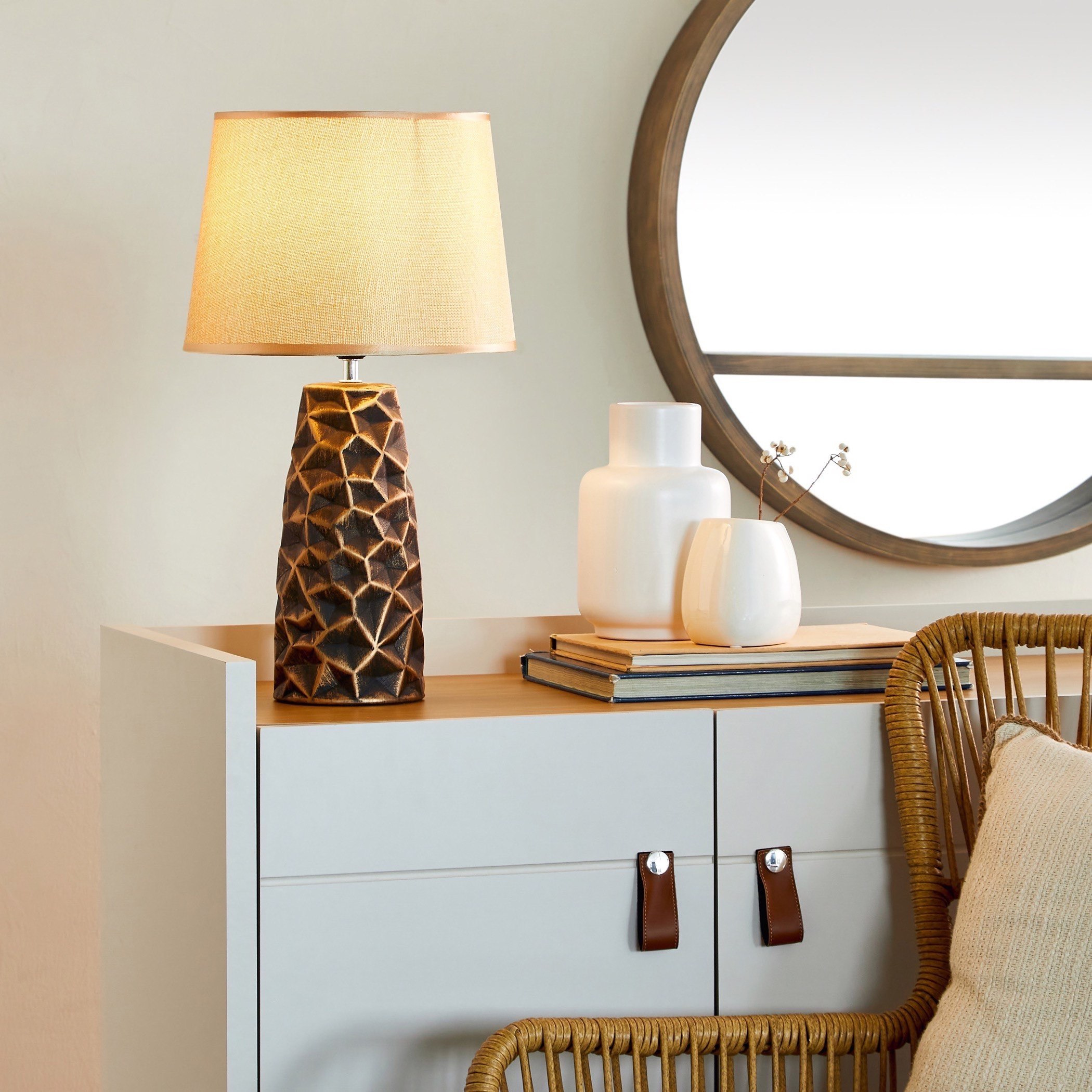 مصباح طاولة سيراميك بقاعدة بارزة الملمس من ألور - 27x27x49 سم-hbxlivingroom-lighting-tablelamps-image-5