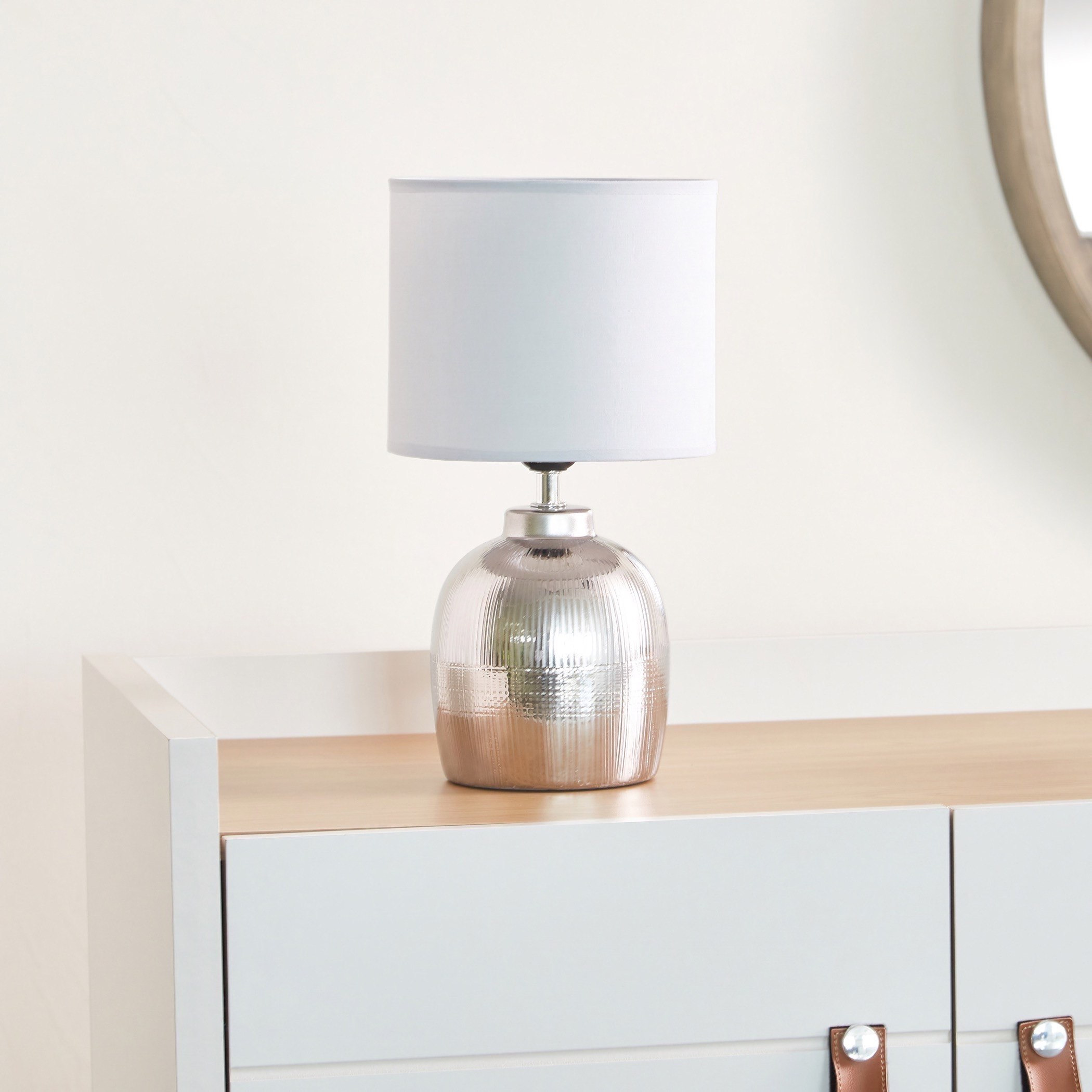 مصباح طاولة سيراميك بغطاء من ألور - 19x19x33 سم-hbxlivingroom-lighting-tablelamps-image-1