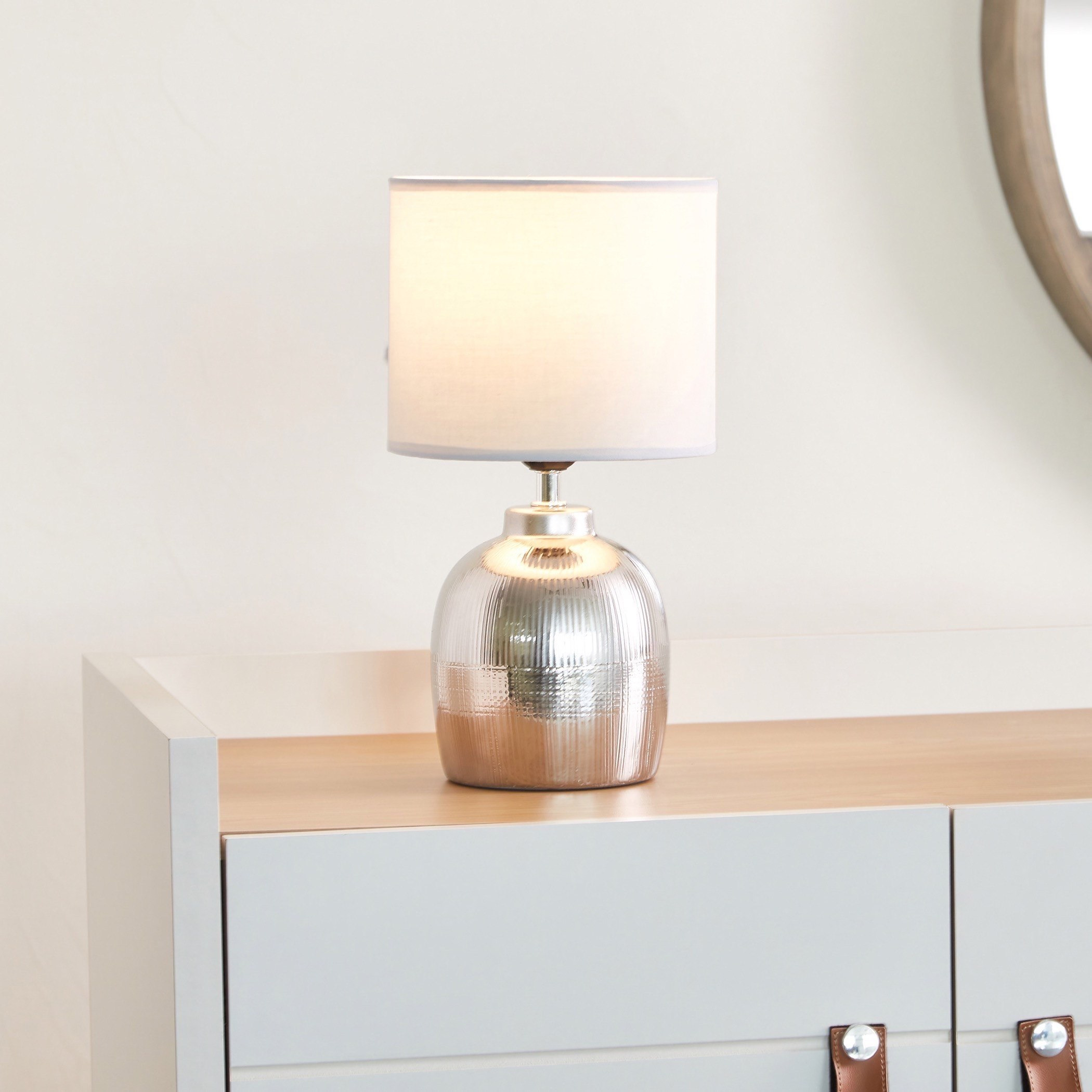 مصباح طاولة سيراميك بغطاء من ألور - 19x19x33 سم-hbxlivingroom-lighting-tablelamps-image-2