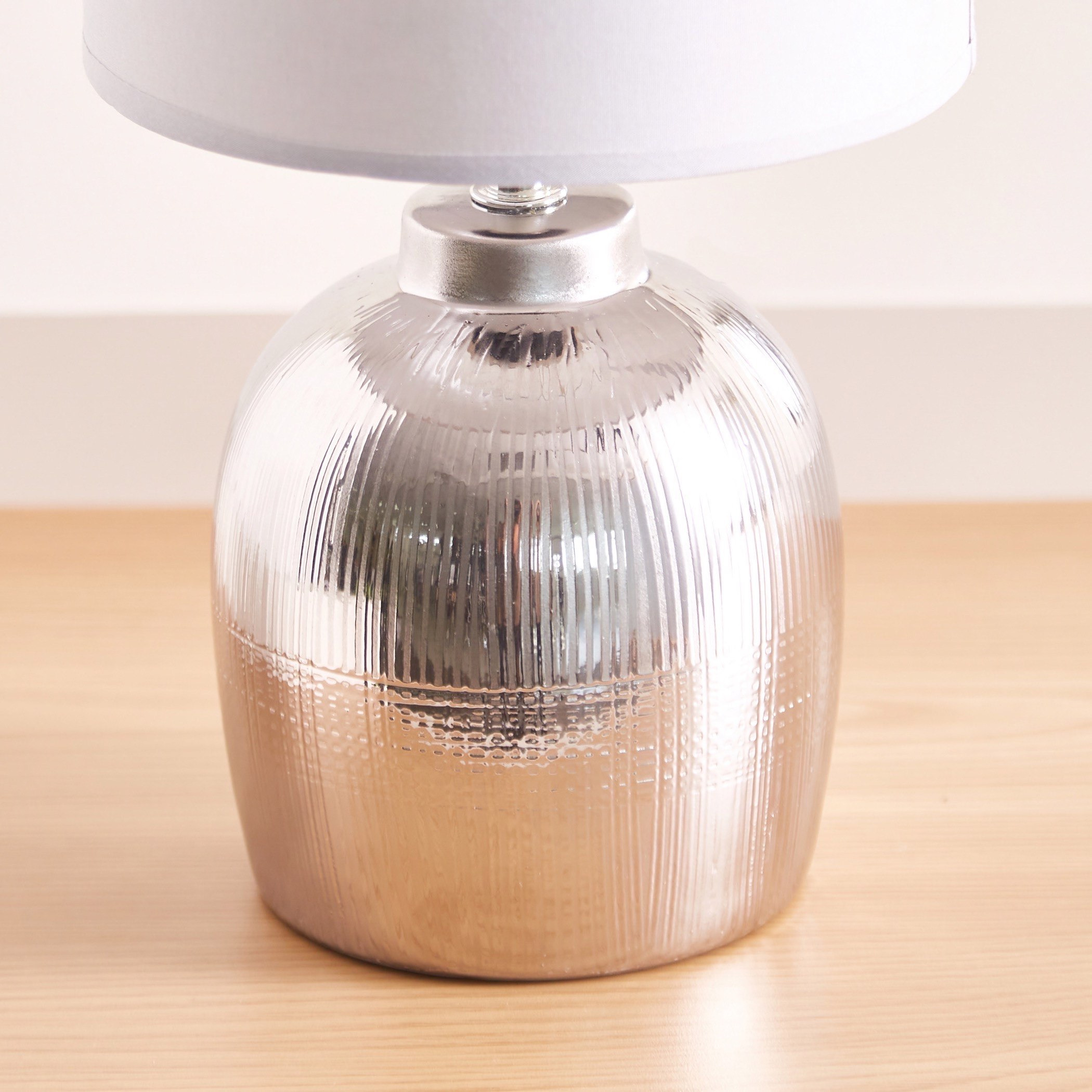 مصباح طاولة سيراميك بغطاء من ألور - 19x19x33 سم-hbxlivingroom-lighting-tablelamps-image-3