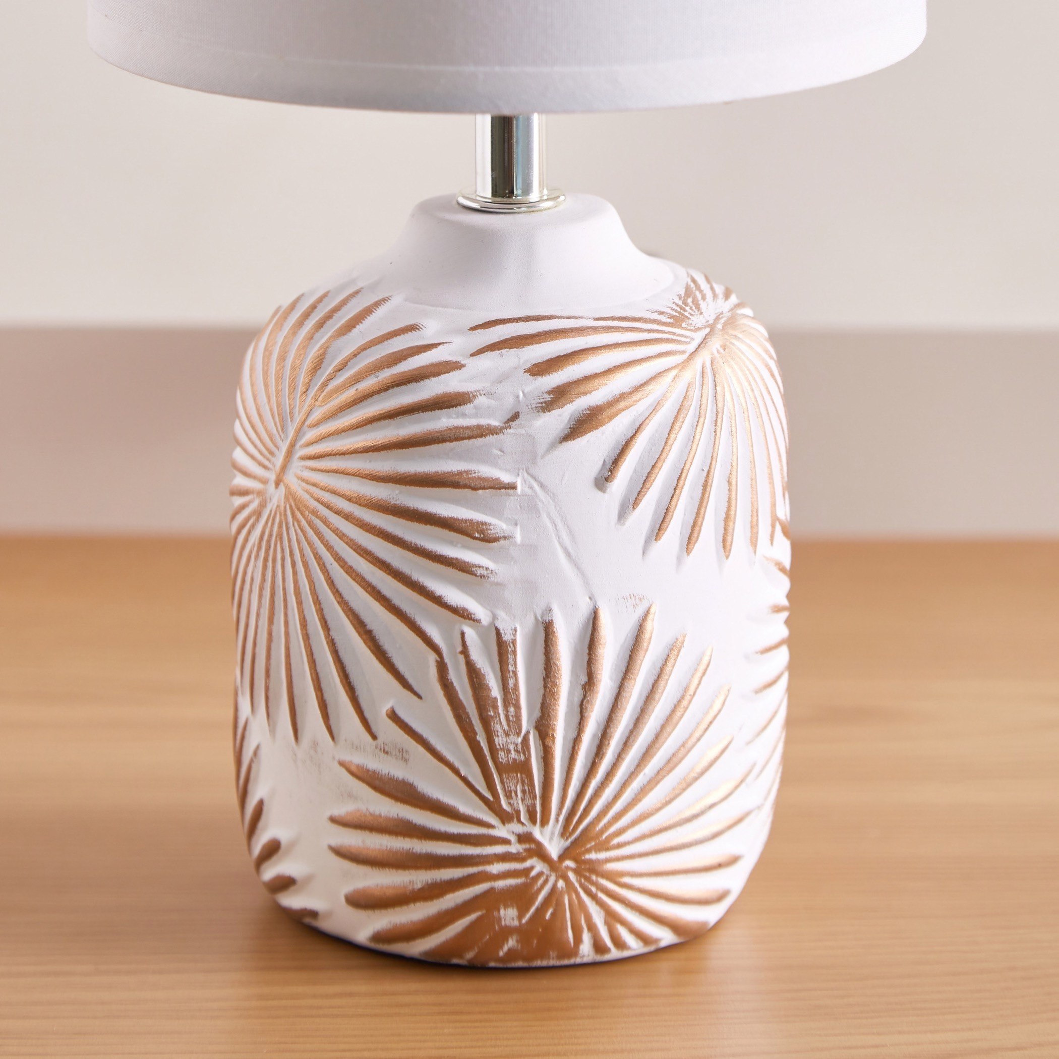 مصباح طاولة سيراميك بقاعدة بارزة الملمس من ألور - 15x15x28 سم-hbxlivingroom-lighting-tablelamps-image-3