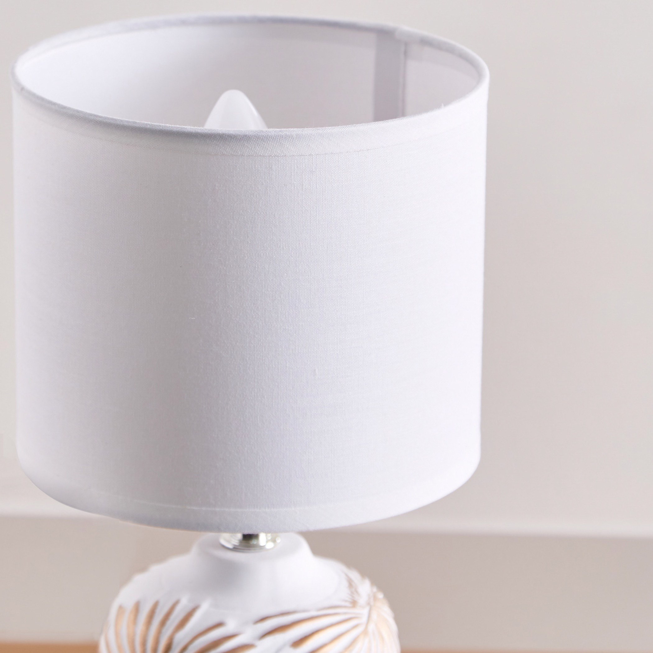 مصباح طاولة سيراميك بقاعدة بارزة الملمس من ألور - 15x15x28 سم-hbxlivingroom-lighting-tablelamps-image-4