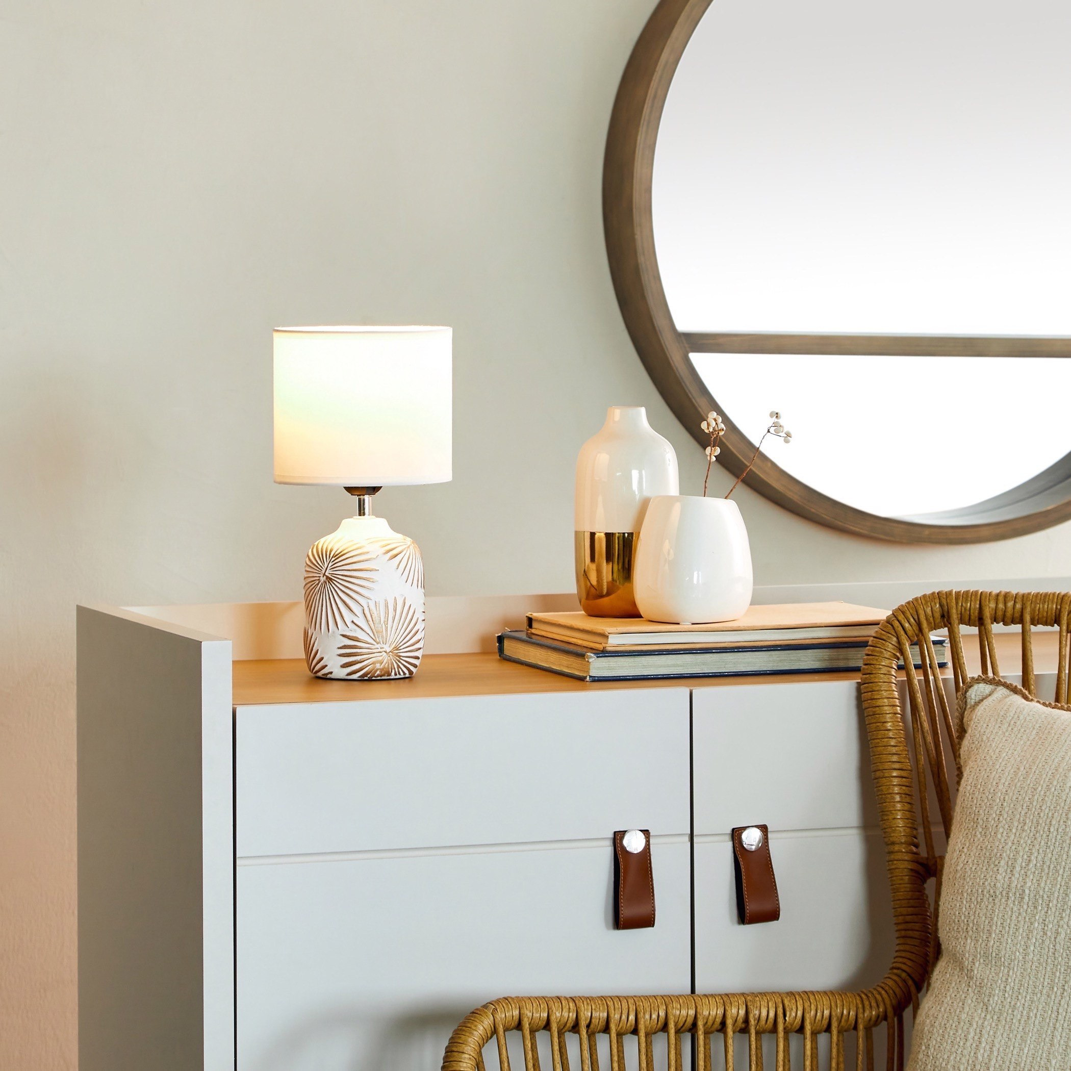 مصباح طاولة سيراميك بقاعدة بارزة الملمس من ألور - 15x15x28 سم-hbxlivingroom-lighting-tablelamps-image-5