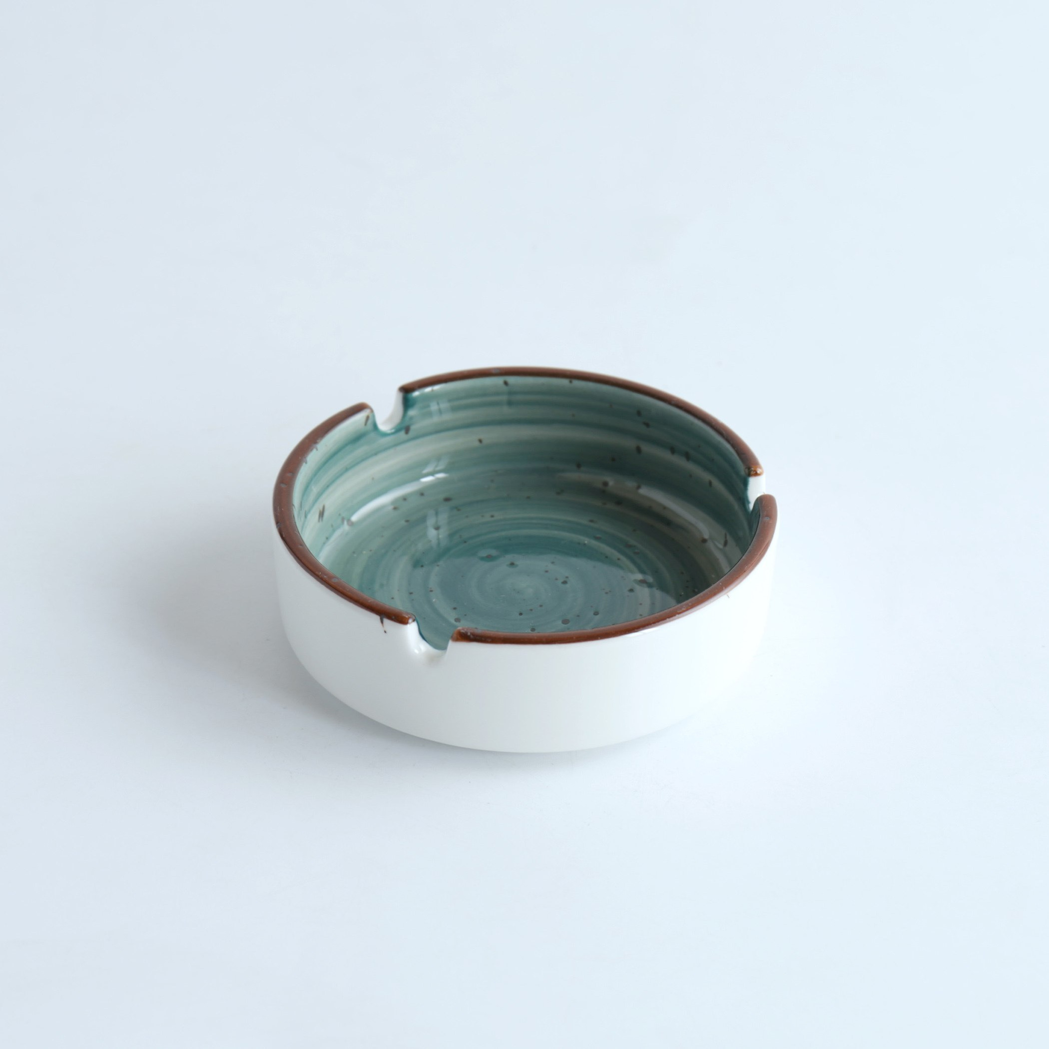 منفضة سجائر بورسلين مستديرة من سبكتروم - 10 سم-hbxdecorandfurnishings-tabletop-crockery-image-1