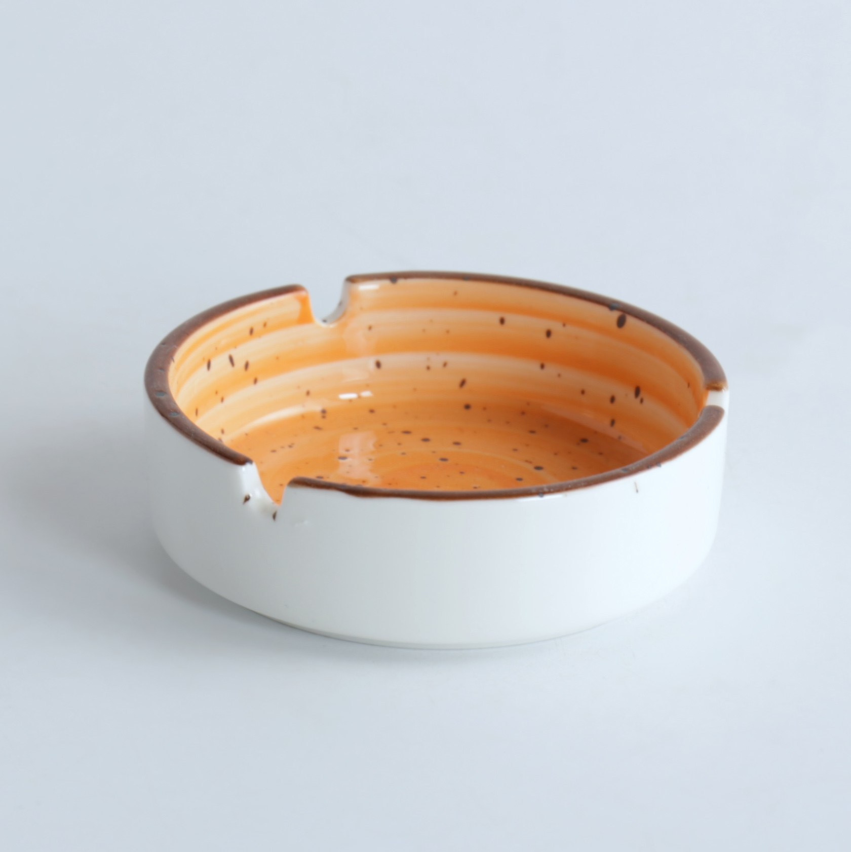 منفضة سجائر بورسلين مستديرة من سبكتروم - 10 سم-hbxdecorandfurnishings-tabletop-crockery-image-1