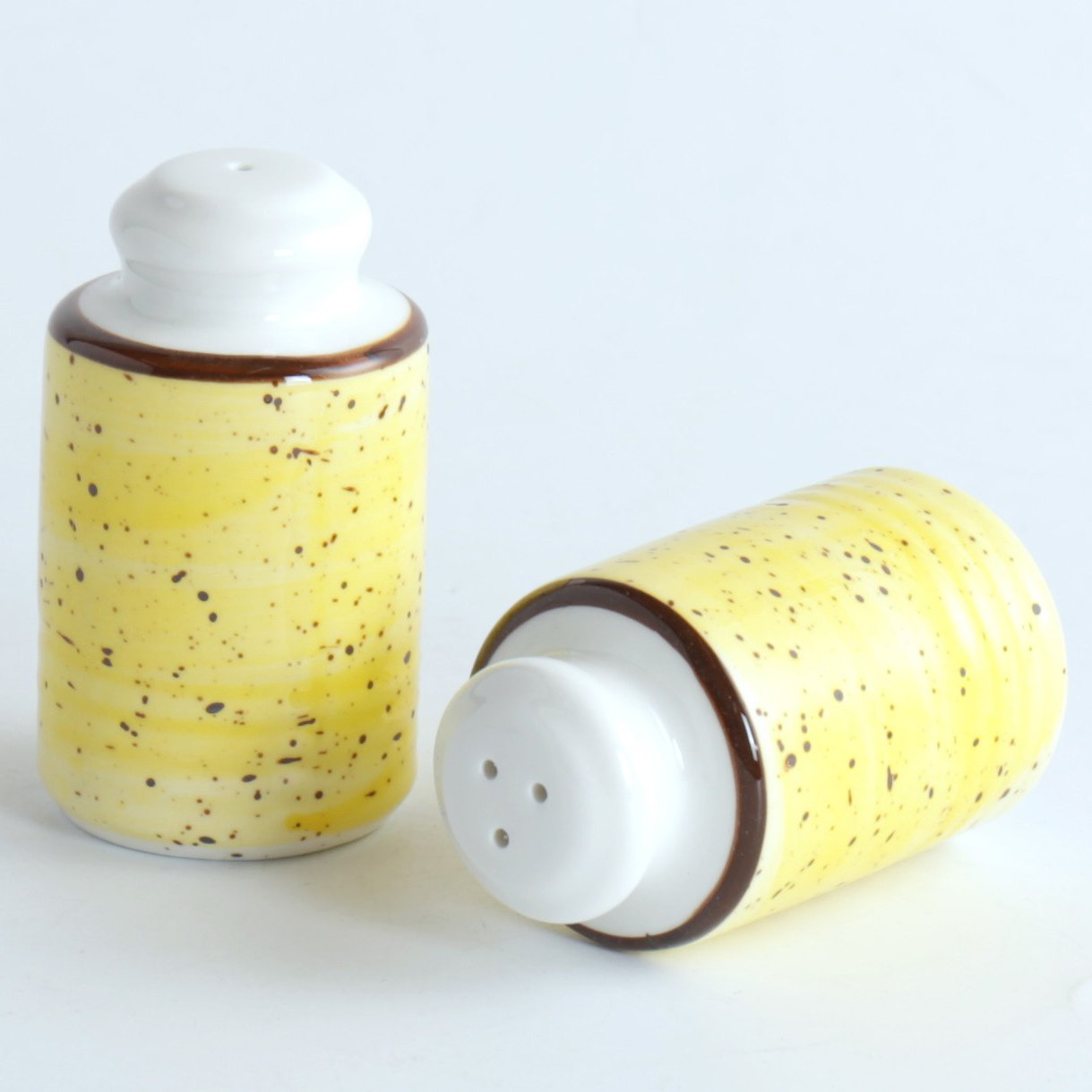 طقم رشاشة ملح وفلفل بورسلين من قطعتين من سبيكتروم-hbxhomeware-hbxkitchen-image-1