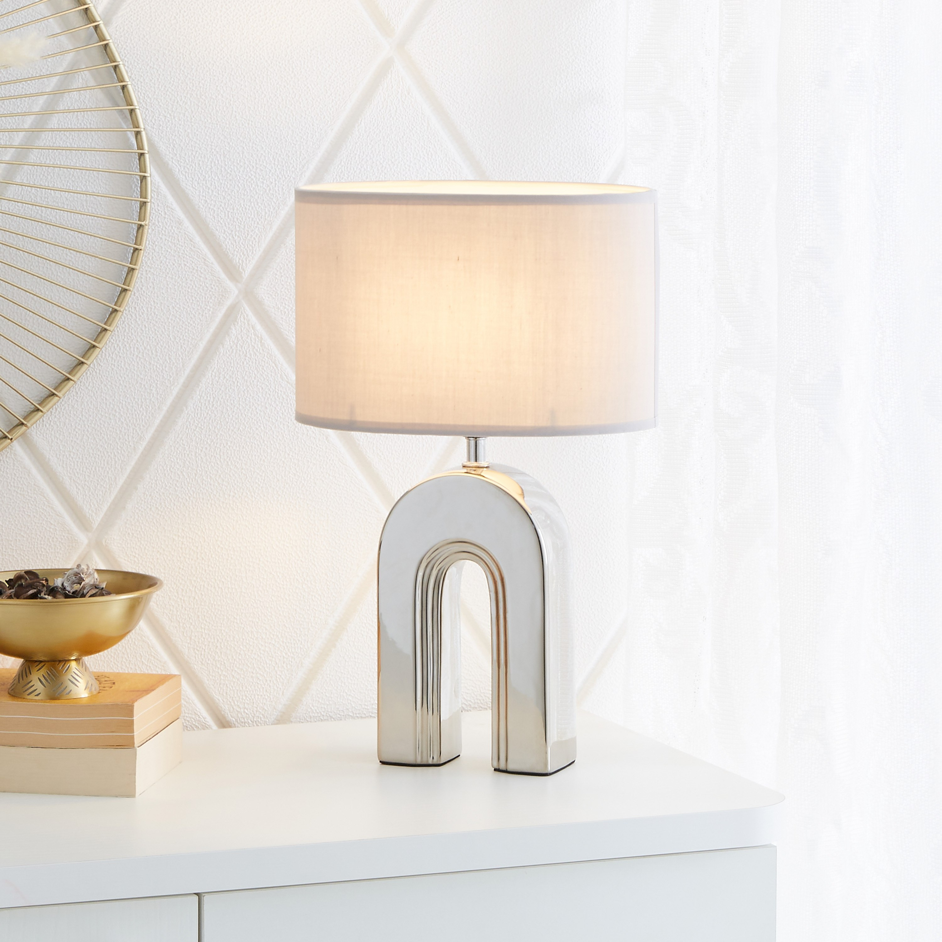 مصباح طاولة بقاعدة سيراميك على شكل حرف N من نوفيليتي - 25x15x39 سم-hbxlivingroom-lighting-tablelamps-image-2