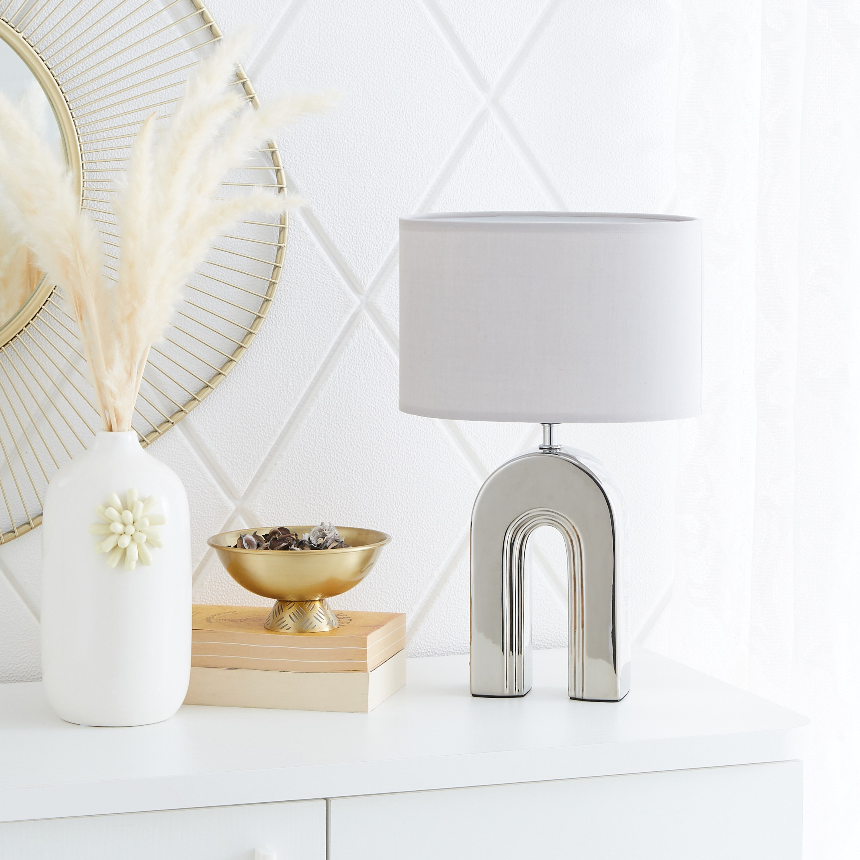 مصباح طاولة بقاعدة سيراميك على شكل حرف N من نوفيليتي - 25x15x39 سم-hbxlivingroom-lighting-tablelamps-image-4