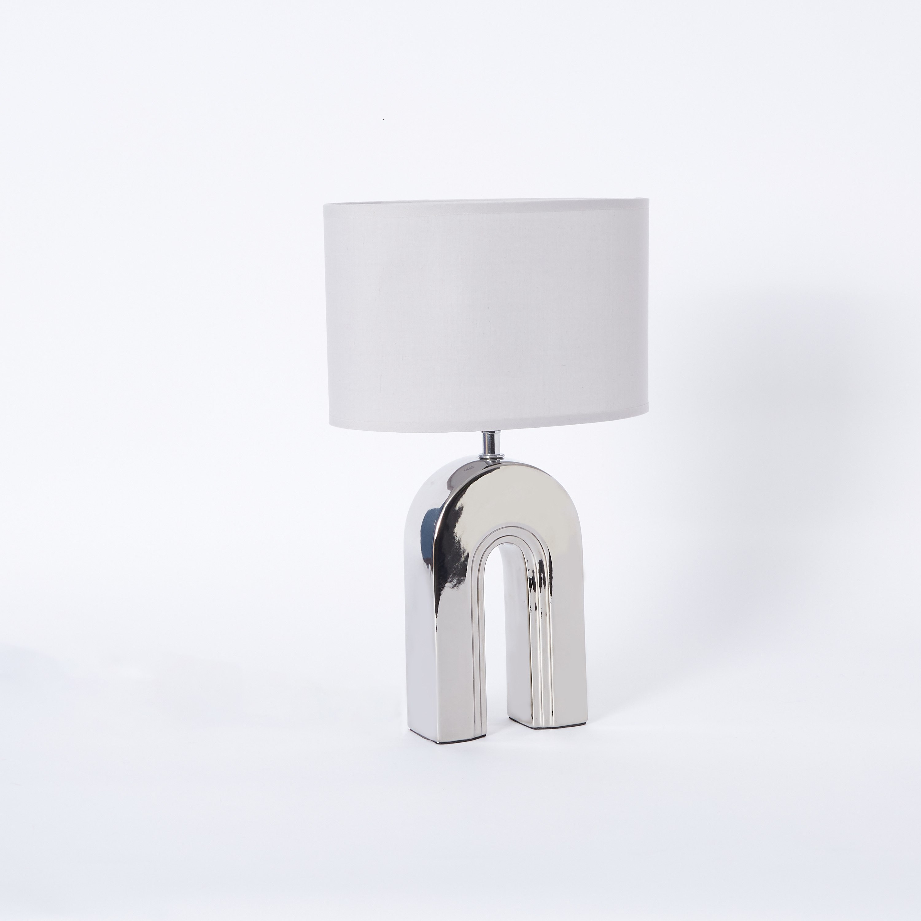 مصباح طاولة بقاعدة سيراميك على شكل حرف N من نوفيليتي - 25x15x39 سم-hbxlivingroom-lighting-tablelamps-image-5