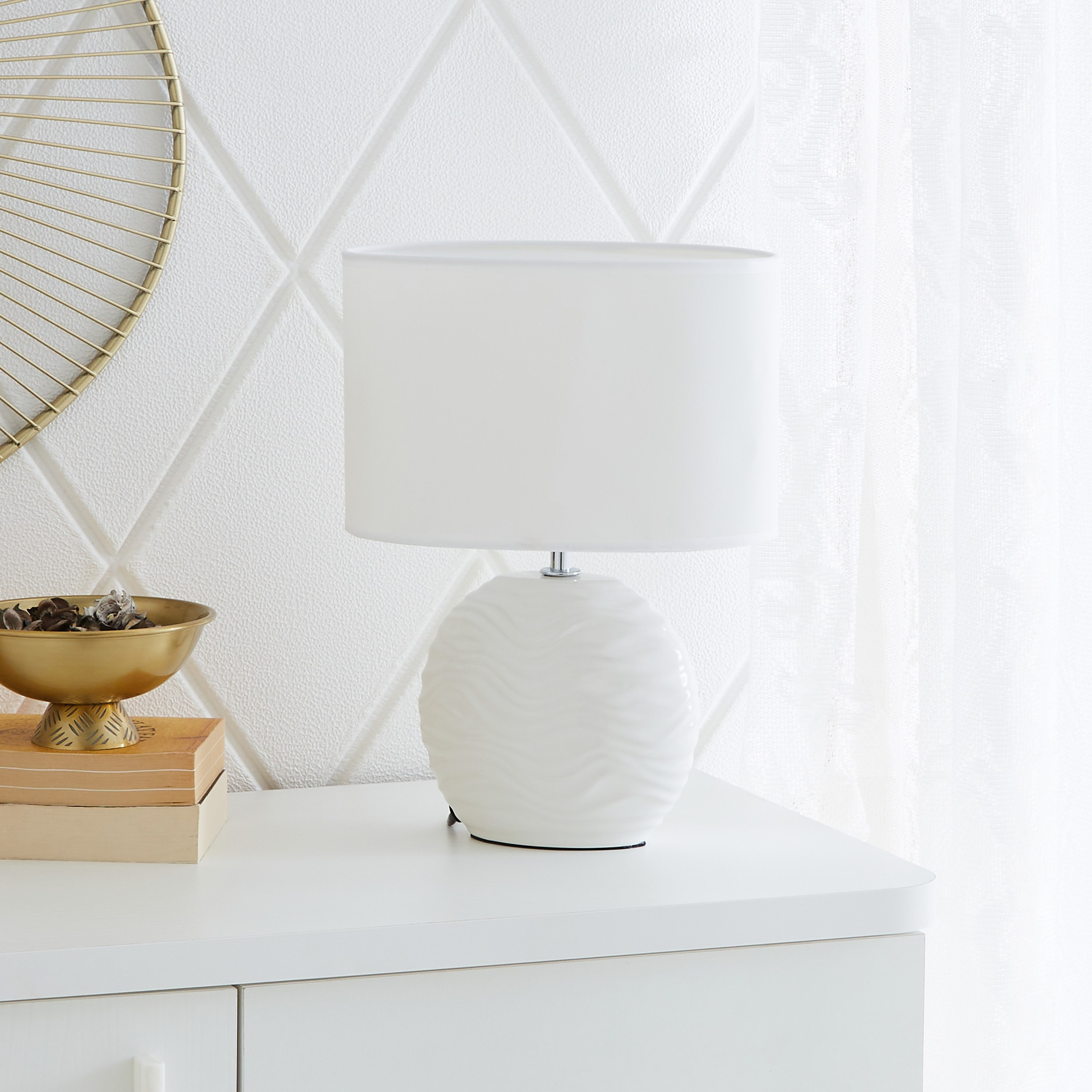مصباح طاولة بقاعدة سيراميك بتصميم بارز الملمس من نوفيلتي - 24x13x34 سم-hbxlivingroom-lighting-tablelamps-image-1