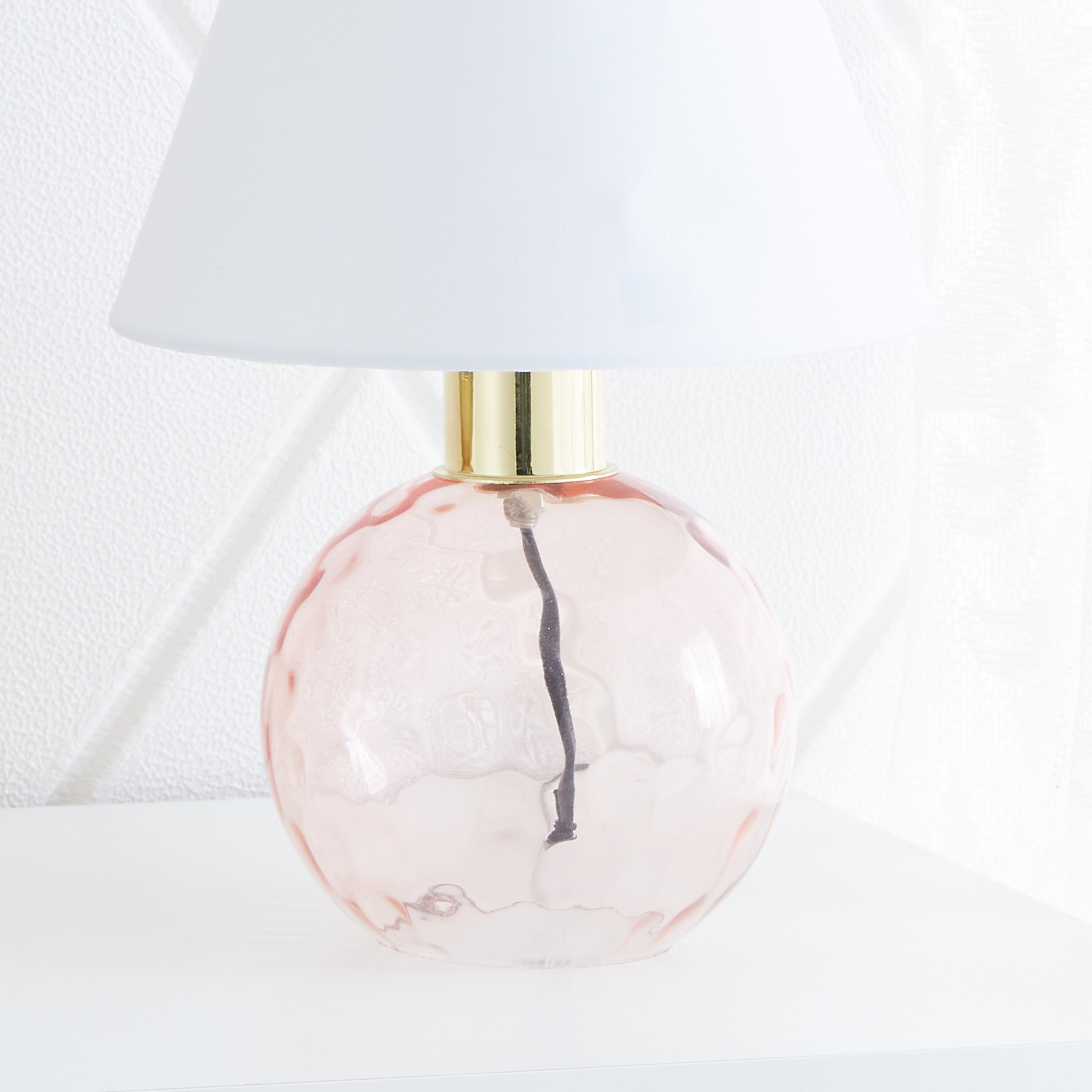 مصباح طاولة بقاعدة مستديرة زجاجية بارزة الملمس من نوفيلتي - 23x23x34 سم-hbxlivingroom-lighting-tablelamps-image-3