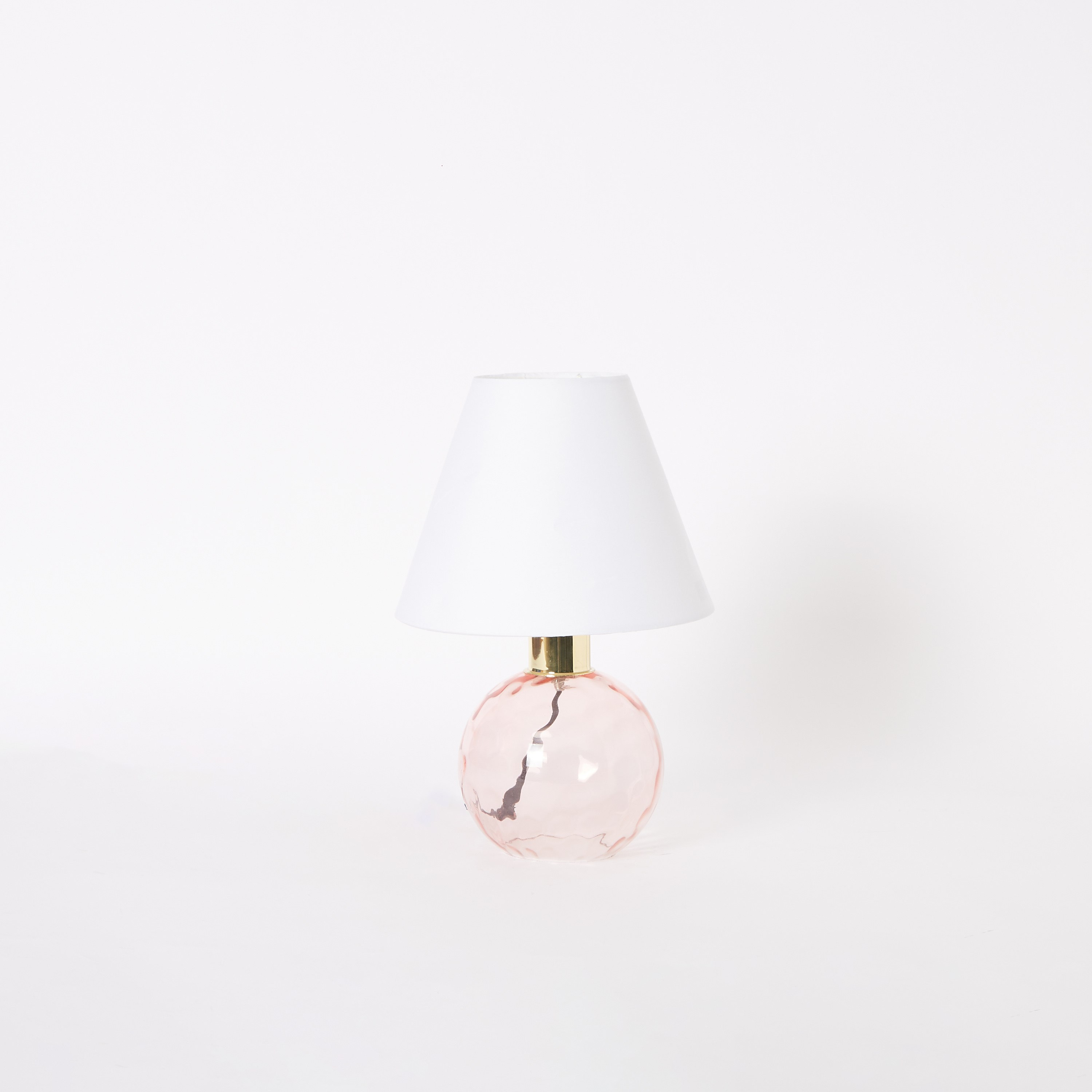 مصباح طاولة بقاعدة مستديرة زجاجية بارزة الملمس من نوفيلتي - 23x23x34 سم-hbxlivingroom-lighting-tablelamps-image-5