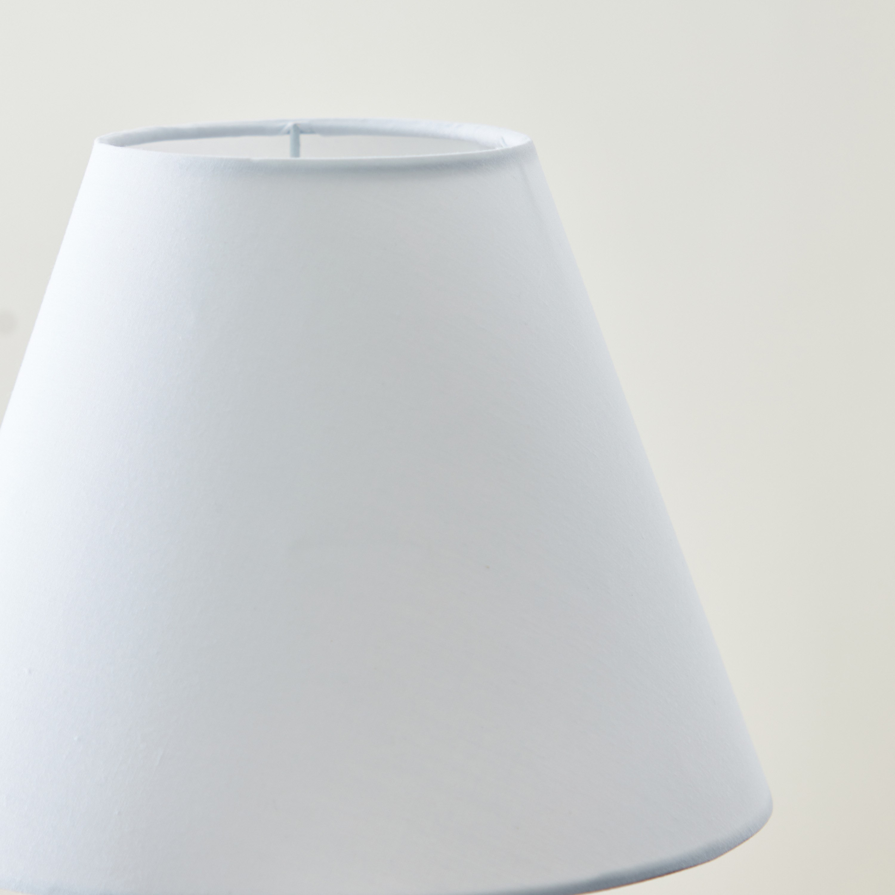 مصباح طاولة بقاعدة زجاجية من نوفيلتي - 23x23x34 سم-hbxlivingroom-lighting-tablelamps-image-4