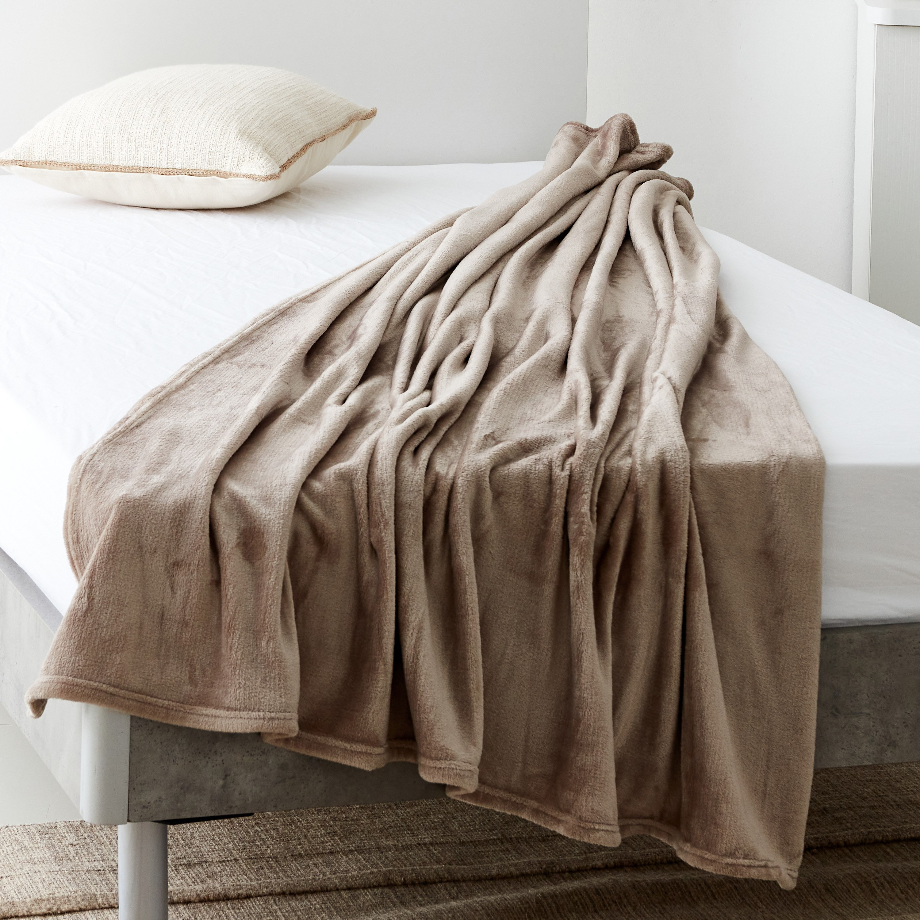 Nova Solid Flannel Queen Blanket - 200x220 cm-hbxhomeware-hbxbedroom-image-2